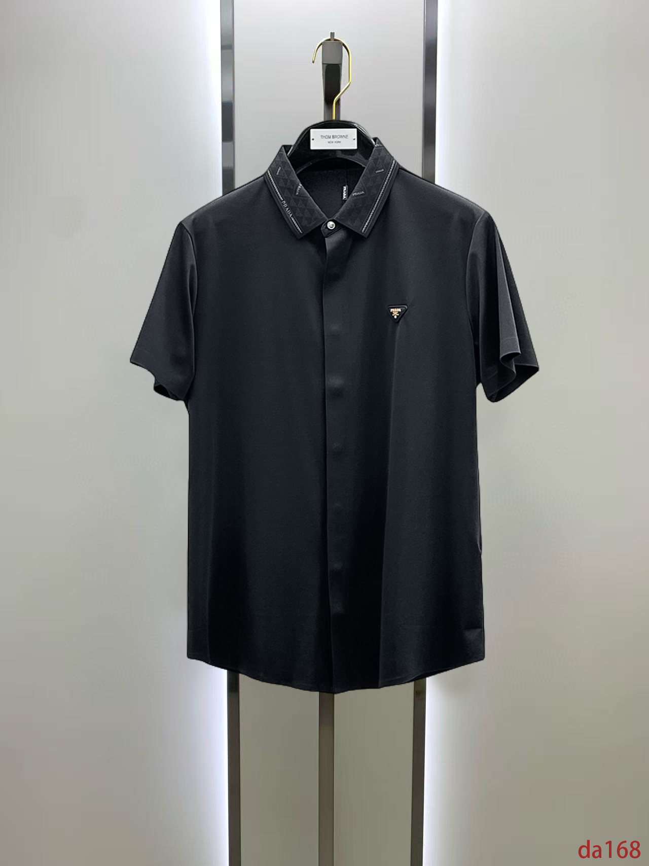 NO:448739,Prada High-end Business White-collar workers are a must-have item for individuals in the unit!  Seal-free pressed glue ice silk casual business short-sleeved shirt, technological fabric, ice silk traceless, very good body feel, smooth feel and great texture!  Good elasticity, no sense of restraint, the fabric has its own breathable mesh, moisture absorption and sweating, quick drying and keeping it dry, small lapel placket-breasted design, showing a straight posture, not soft pedal, simple style, can be used for business and leisure, highly recommended!  High-elastic ice silk, the touch is as smooth as jade silk, clean and neat, and elegant and gentlemanly. The high-end materials are the key to the fabric, the quality control must be used. The feel is extremely delicate and smooth, the fabric has a good gloss and upper body skeleton feel, so we can greet mature and quality men's clothing!  Sweat in summer and dry in seconds, a brand new experience Business commuting and leisure M-4XL, prada,shirts,T-shirt,alexander wang19860909普拉达 高端商务 白领 单位人士必入单品！ 无痕压胶冰丝休闲商务短袖衬衫,科技面料,冰丝无痕,体感非常棒,手感顺滑质感很棒！弹性好,无任何束缚感,面料自带透气网孔,吸湿排汗,速干保持干爽,小翻领门襟排扣设计,展露挺拔姿态,不软踏,简约款式,商务休闲都可驾驭,强烈推荐！高弹冰丝,触感堪比玉蚕丝一样丝滑,干净利落,儒雅绅士风度.高级材质,重点就是面料上,品控的必上,手感极其细腻光滑,面料光泽感和上身骨架感好,打招成熟品质男装！夏天出汗秒干,全新体验 商务通勤休闲 M-4XL,,prada,shirts,T-shirt,alexander wang,Men's clothing