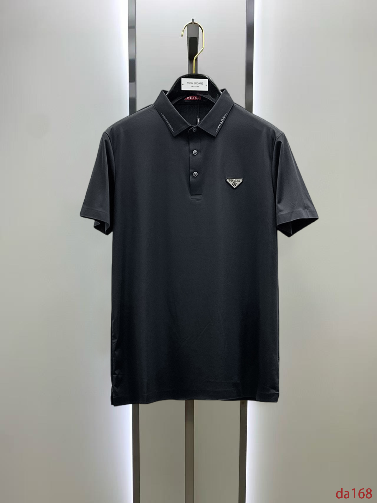 NO:448733,Prada High-end Business White-collar workers are a must-have item for individuals in the unit!  Seizure-free pressed gel ice silk casual business short-sleeved Polo, technology fabric, ice silk traceless, very good body feel, smooth feel and great texture!  Good elasticity, no sense of restraint, the fabric has its own breathable mesh, moisture absorption and sweating, quick drying and keeping it dry, small lapel placket-breasted design, showing a straight posture, not soft pedal, simple style, can be used for business and leisure, highly recommended!  High-elastic ice silk, the touch is as smooth as jade silk, clean and neat, and elegant and gentlemanly. The high-end materials are the key to the fabric, the quality control must be used. The feel is extremely delicate and smooth, the fabric has a good gloss and upper body skeleton feel, so we can greet mature and quality men's clothing!  Sweat in summer and dry in seconds, a brand new experience Business commuting and leisure M-4XL, prada, T-shirt, alexander wang19860909普拉达 高端商务 白领 单位人士必入单品！ 无痕压胶冰丝休闲商务短袖Polo,科技面料,冰丝无痕,体感非常棒,手感顺滑质感很棒！弹性好,无任何束缚感,面料自带透气网孔,吸湿排汗,速干保持干爽,小翻领门襟排扣设计,展露挺拔姿态,不软踏,简约款式,商务休闲都可驾驭,强烈推荐！高弹冰丝,触感堪比玉蚕丝一样丝滑,干净利落,儒雅绅士风度.高级材质,重点就是面料上,品控的必上,手感极其细腻光滑,面料光泽感和上身骨架感好,打招成熟品质男装！夏天出汗秒干,全新体验 商务通勤休闲 M-4XL,,prada,T-shirt,alexander wang,Men's clothing