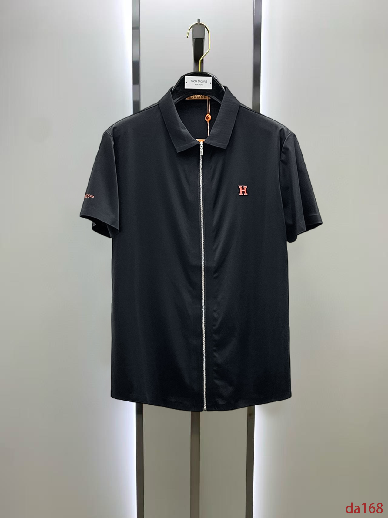 NO:448726,Hermes High-end Business White-collar workers are a must-have item for people in the unit!  Seal-free pressed glue ice silk casual business short-sleeved shirt, technological fabric, ice silk traceless, very good body feel, smooth feel and great texture!  Good elasticity, no sense of restraint, the fabric has its own breathable mesh, moisture absorption and sweating, quick drying and keeping it dry, small lapel placket-breasted design, showing a straight posture, not soft pedal, simple style, can be used for business and leisure, highly recommended!  High-elastic ice silk, the touch is as smooth as jade silk, clean and neat, and elegant and gentlemanly. The high-end materials are the key to the fabric, the quality control must be used. The feel is extremely delicate and smooth, the fabric has a good gloss and upper body skeleton feel, so we can greet mature and quality men's clothing!  Sweat in summer and dry in seconds, a brand new experience Business commuting and leisure M-4XL, hermes,shirts,T-shirt,alexander wang19860909爱马仕 高端商务 白领 单位人士必入单品！ 无痕压胶冰丝休闲商务短袖衬衫,科技面料,冰丝无痕,体感非常棒,手感顺滑质感很棒！弹性好,无任何束缚感,面料自带透气网孔,吸湿排汗,速干保持干爽,小翻领门襟排扣设计,展露挺拔姿态,不软踏,简约款式,商务休闲都可驾驭,强烈推荐！高弹冰丝,触感堪比玉蚕丝一样丝滑,干净利落,儒雅绅士风度.高级材质,重点就是面料上,品控的必上,手感极其细腻光滑,面料光泽感和上身骨架感好,打招成熟品质男装！夏天出汗秒干,全新体验 商务通勤休闲 M-4XL,,hermes,shirts,T-shirt,alexander wang,Men's clothing