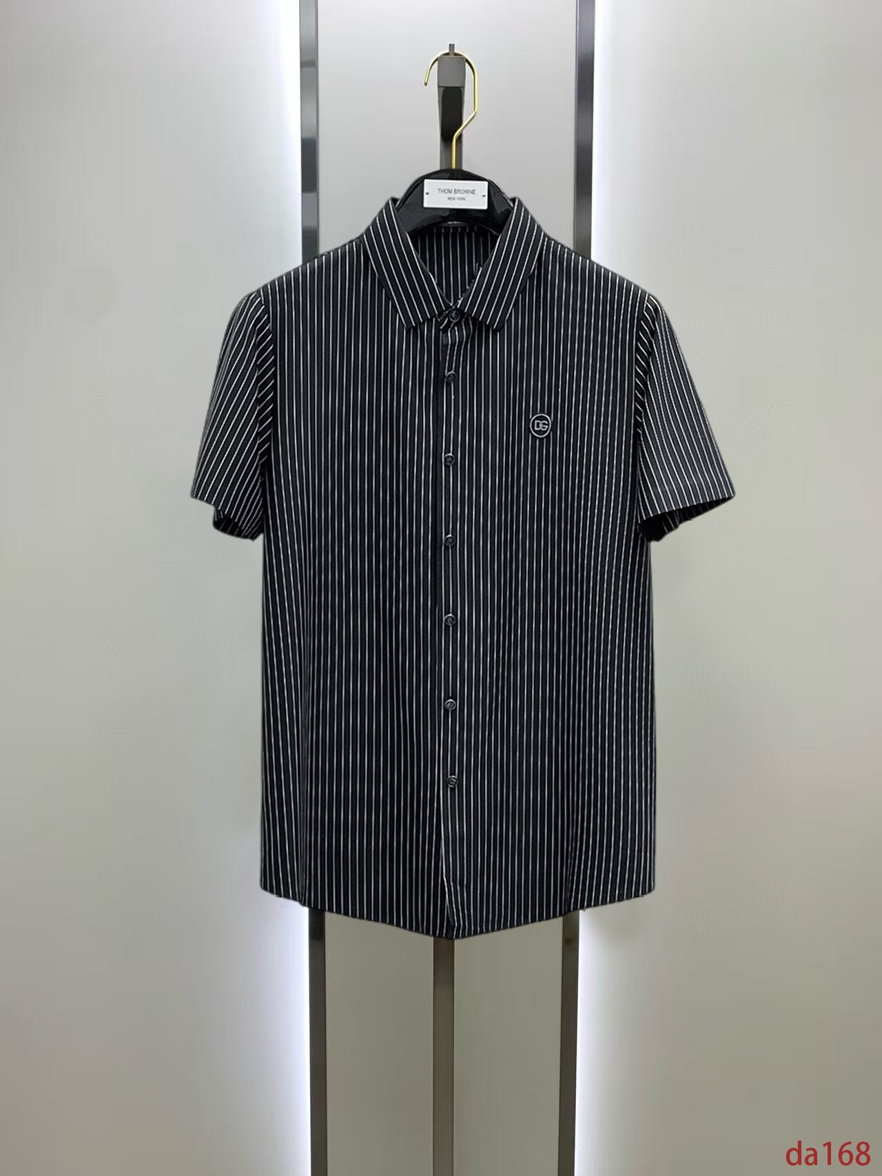 NO:448719,DG High-end Business White-collar workers are a must-have item for individuals in the unit!  Seal-free pressed glue ice silk casual business short-sleeved shirt, technological fabric, ice silk traceless, very good body feel, smooth feel and great texture!  Good elasticity, no sense of restraint, the fabric has its own breathable mesh, moisture absorption and sweating, quick drying and keeping it dry, small lapel placket-breasted design, showing a straight posture, not soft pedal, simple style, can be used for business and leisure, highly recommended!  High-elastic ice silk, the touch is as smooth as jade silk, clean and neat, and elegant and gentlemanly. The high-end materials are the key to the fabric, the quality control must be used. The feel is extremely delicate and smooth, the fabric has a good gloss and upper body skeleton feel, so we can greet mature and quality men's clothing!  Sweat in summer and dry instantly, a brand new experience Business commuting and leisure M-4XL, Shirts, T-shirt, alexander wang19860909DG 高端商务 白领 单位人士必入单品！ 无痕压胶冰丝休闲商务短袖衬衫,科技面料,冰丝无痕,体感非常棒,手感顺滑质感很棒！弹性好,无任何束缚感,面料自带透气网孔,吸湿排汗,速干保持干爽,小翻领门襟排扣设计,展露挺拔姿态,不软踏,简约款式,商务休闲都可驾驭,强烈推荐！高弹冰丝,触感堪比玉蚕丝一样丝滑,干净利落,儒雅绅士风度.高级材质,重点就是面料上,品控的必上,手感极其细腻光滑,面料光泽感和上身骨架感好,打招成熟品质男装！夏天出汗秒干,全新体验 商务通勤休闲 M-4XL,,shirts,T-shirt,alexander wang,Men's clothing