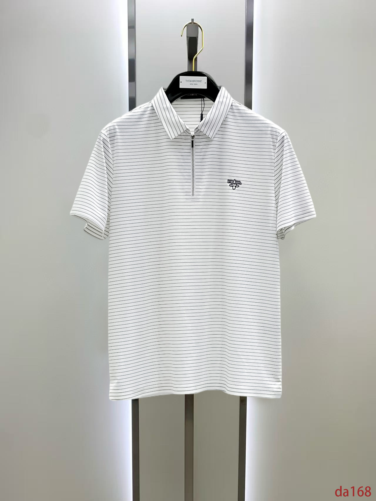 NO:448711,Prada High-end Business White-collar workers are a must-have item for individuals in the unit!  Seizure-free pressed gel ice silk casual business short-sleeved Polo, technology fabric, ice silk traceless, very good body feel, smooth feel and great texture!  Good elasticity, no sense of restraint, the fabric has its own breathable mesh, moisture absorption and sweating, quick drying and keeping it dry, small lapel placket-breasted design, showing a straight posture, not soft pedal, simple style, can be used for business and leisure, highly recommended!  High-elastic ice silk, the touch is as smooth as jade silk, clean and neat, and elegant and gentlemanly. The high-end materials are the key to the fabric, the quality control must be used. The feel is extremely delicate and smooth, the fabric has a good gloss and upper body skeleton feel, so we can greet mature and quality men's clothing!  Sweat in summer and dry in seconds, a brand new experience Business commuting and leisure M-4XL, prada, T-shirt, alexander wang19860909普拉达 高端商务 白领 单位人士必入单品！ 无痕压胶冰丝休闲商务短袖Polo,科技面料,冰丝无痕,体感非常棒,手感顺滑质感很棒！弹性好,无任何束缚感,面料自带透气网孔,吸湿排汗,速干保持干爽,小翻领门襟排扣设计,展露挺拔姿态,不软踏,简约款式,商务休闲都可驾驭,强烈推荐！高弹冰丝,触感堪比玉蚕丝一样丝滑,干净利落,儒雅绅士风度.高级材质,重点就是面料上,品控的必上,手感极其细腻光滑,面料光泽感和上身骨架感好,打招成熟品质男装！夏天出汗秒干,全新体验 商务通勤休闲 M-4XL,,prada,T-shirt,alexander wang,Men's clothing
