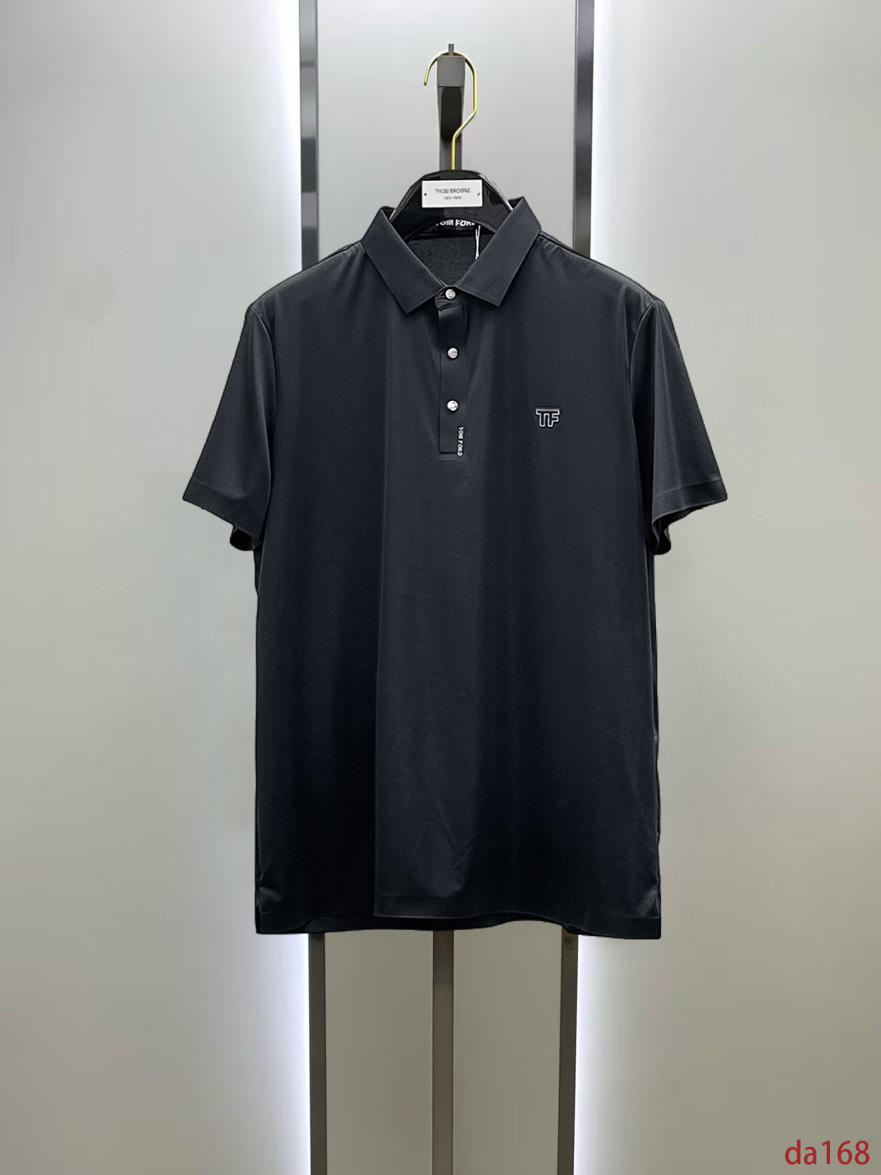 NO:448695,Tom Ford High-end Business White-collar workers are a must-have item for individuals in the unit!  Seizure-free pressed gel ice silk casual business short-sleeved Polo, technology fabric, ice silk traceless, very good body feel, smooth feel and great texture!  Good elasticity, no sense of restraint, the fabric has its own breathable mesh, moisture absorption and sweating, quick drying and keeping it dry, small lapel placket-breasted design, showing a straight posture, not soft pedal, simple style, can be used for business and leisure, highly recommended!  High-elastic ice silk, the touch is as smooth as jade silk, clean and neat, and elegant and gentlemanly. The high-end materials are the key to the fabric, the quality control must be used. The feel is extremely delicate and smooth, the fabric has a good gloss and upper body skeleton feel, so we can greet mature and quality men's clothing!  Sweat in summer and dry instantly, a brand new experience Business commuting and leisure M-4XL, T-shirt, alexander wang19860909汤姆福特 高端商务 白领 单位人士必入单品！ 无痕压胶冰丝休闲商务短袖Polo,科技面料,冰丝无痕,体感非常棒,手感顺滑质感很棒！弹性好,无任何束缚感,面料自带透气网孔,吸湿排汗,速干保持干爽,小翻领门襟排扣设计,展露挺拔姿态,不软踏,简约款式,商务休闲都可驾驭,强烈推荐！高弹冰丝,触感堪比玉蚕丝一样丝滑,干净利落,儒雅绅士风度.高级材质,重点就是面料上,品控的必上,手感极其细腻光滑,面料光泽感和上身骨架感好,打招成熟品质男装！夏天出汗秒干,全新体验 商务通勤休闲 M-4XL,,T-shirt,alexander wang,Men's clothing