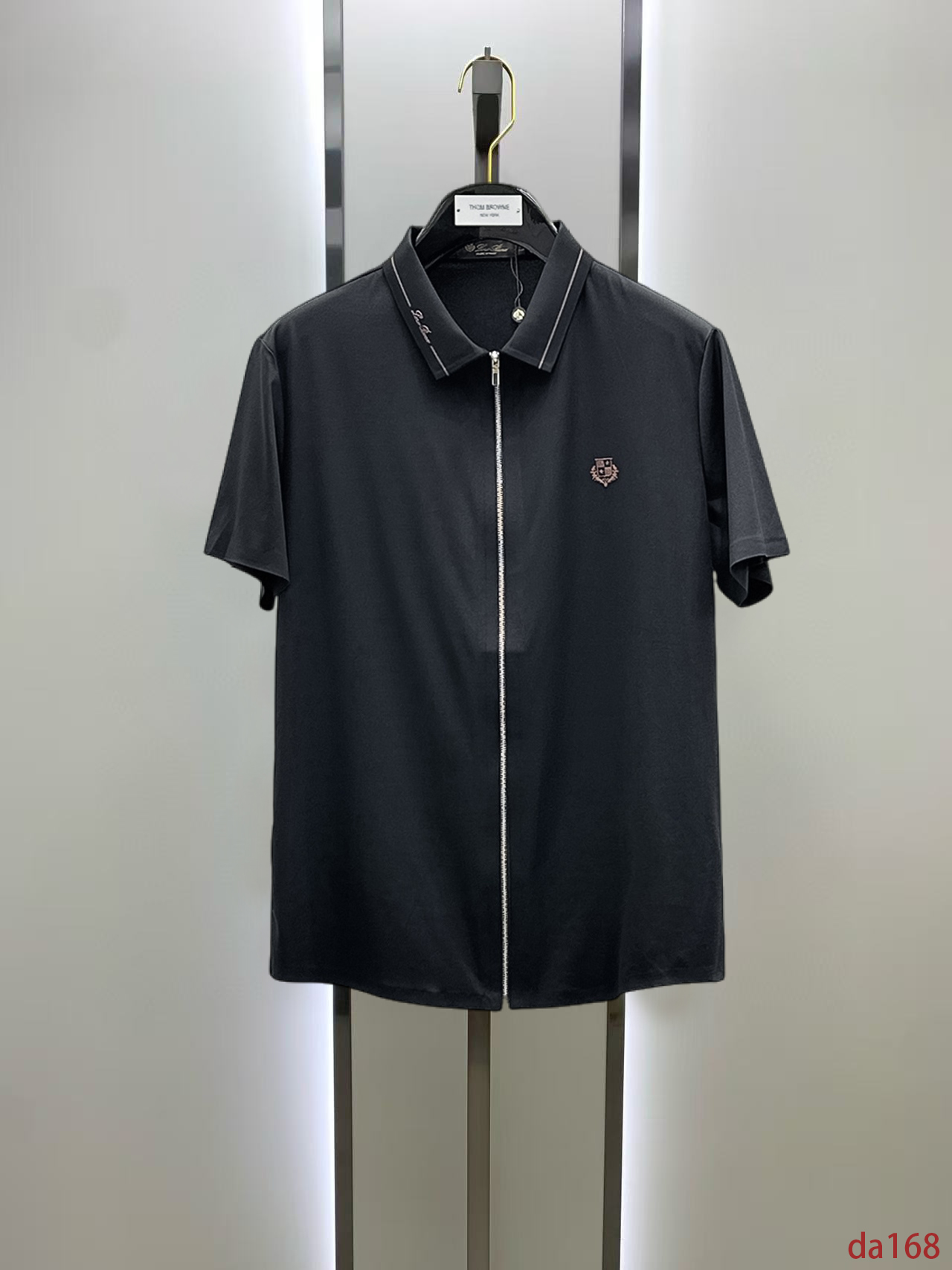 NO:448687,LP High-end Business White-collar workers are a must-have item for individuals in the unit!  Seal-free pressed glue ice silk casual business short-sleeved shirt, technological fabric, ice silk traceless, very good body feel, smooth feel and great texture!  Good elasticity, no sense of restraint, the fabric has its own breathable mesh, moisture absorption and sweating, quick drying and keeping it dry, small lapel placket-breasted design, showing a straight posture, not soft pedal, simple style, can be used for business and leisure, highly recommended!  High-elastic ice silk, the touch is as smooth as jade silk, clean and neat, and elegant and gentlemanly. The high-end materials are the key to the fabric, the quality control must be used. The feel is extremely delicate and smooth, the fabric has a good gloss and upper body skeleton feel, so we can greet mature and quality men's clothing!  Sweat in summer and dry in seconds, a brand new experience Business commuting and leisure M-4XL, loro piano,shirts,T-shirt,alexander wang19860909LP 高端商务 白领 单位人士必入单品！ 无痕压胶冰丝休闲商务短袖衬衫,科技面料,冰丝无痕,体感非常棒,手感顺滑质感很棒！弹性好,无任何束缚感,面料自带透气网孔,吸湿排汗,速干保持干爽,小翻领门襟排扣设计,展露挺拔姿态,不软踏,简约款式,商务休闲都可驾驭,强烈推荐！高弹冰丝,触感堪比玉蚕丝一样丝滑,干净利落,儒雅绅士风度.高级材质,重点就是面料上,品控的必上,手感极其细腻光滑,面料光泽感和上身骨架感好,打招成熟品质男装！夏天出汗秒干,全新体验 商务通勤休闲 M-4XL,,loro piana,shirts,T-shirt,alexander wang,Men's clothing