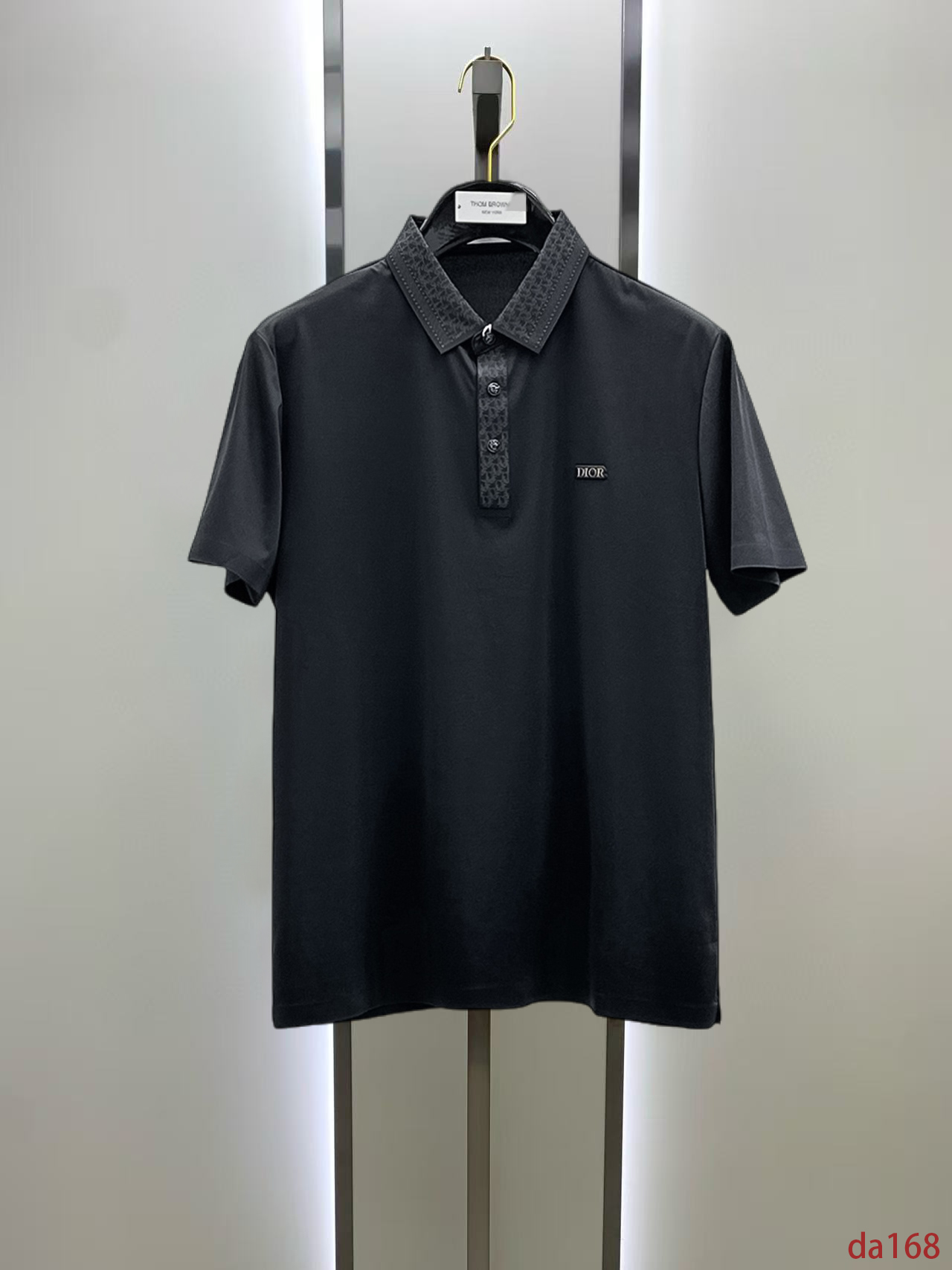 NO:448680,Dior High-end Business White-collar workers are a must-have item for individuals in the unit!  Seizure-free pressed gel ice silk casual business short-sleeved Polo, technology fabric, ice silk traceless, very good body feel, smooth feel and great texture!  Good elasticity, no sense of restraint, the fabric has its own breathable mesh, moisture absorption and sweating, quick drying and keeping it dry, small lapel placket-breasted design, showing a straight posture, not soft pedal, simple style, can be used for business and leisure, highly recommended!  High-elastic ice silk, the touch is as smooth as jade silk, clean and neat, and elegant and gentlemanly. The high-end materials are the key to the fabric, the quality control must be used. The feel is extremely delicate and smooth, the fabric has a good gloss and upper body skeleton feel, so we can greet mature and quality men's clothing!  Sweat in summer and dry in seconds, a brand new experience Business commuting and leisure M-4XL, dior, T-shirt, alexander wang19860909迪奥 高端商务 白领 单位人士必入单品！ 无痕压胶冰丝休闲商务短袖Polo,科技面料,冰丝无痕,体感非常棒,手感顺滑质感很棒！弹性好,无任何束缚感,面料自带透气网孔,吸湿排汗,速干保持干爽,小翻领门襟排扣设计,展露挺拔姿态,不软踏,简约款式,商务休闲都可驾驭,强烈推荐！高弹冰丝,触感堪比玉蚕丝一样丝滑,干净利落,儒雅绅士风度.高级材质,重点就是面料上,品控的必上,手感极其细腻光滑,面料光泽感和上身骨架感好,打招成熟品质男装！夏天出汗秒干,全新体验 商务通勤休闲 M-4XL,,dior,T-shirt,alexander wang,Men's clothing