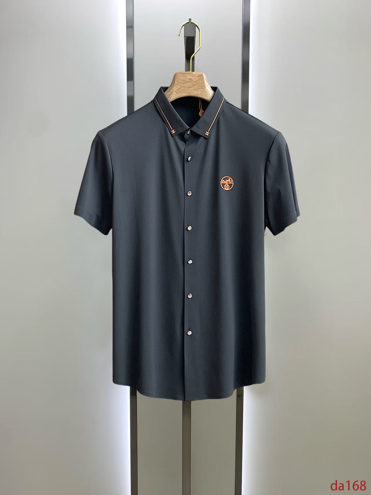 NO:448672,Hermes High-end Business White-collar workers are a must-have item for people in the unit!  Seal-free pressed glue ice silk casual business short-sleeved shirt, technological fabric, ice silk traceless, very good body feel, smooth feel and great texture!  Good elasticity, no sense of restraint, the fabric has its own breathable mesh, moisture absorption and sweating, quick drying and keeping it dry, small lapel placket-breasted design, showing a straight posture, not soft pedal, simple style, can be used for business and leisure, highly recommended!  High-elastic ice silk, the touch is as smooth as jade silk, clean and neat, and elegant and gentlemanly. The high-end materials are the key to the fabric, the quality control must be used. The feel is extremely delicate and smooth, the fabric has a good gloss and upper body skeleton feel, so we can greet mature and quality men's clothing!  Sweat in summer and dry in seconds, a brand new experience Business commuting and leisure M-4XL, hermes,shirts,T-shirt,alexander wang19860909爱马仕 高端商务 白领 单位人士必入单品！ 无痕压胶冰丝休闲商务短袖衬衫,科技面料,冰丝无痕,体感非常棒,手感顺滑质感很棒！弹性好,无任何束缚感,面料自带透气网孔,吸湿排汗,速干保持干爽,小翻领门襟排扣设计,展露挺拔姿态,不软踏,简约款式,商务休闲都可驾驭,强烈推荐！高弹冰丝,触感堪比玉蚕丝一样丝滑,干净利落,儒雅绅士风度.高级材质,重点就是面料上,品控的必上,手感极其细腻光滑,面料光泽感和上身骨架感好,打招成熟品质男装！夏天出汗秒干,全新体验 商务通勤休闲 M-4XL,,hermes,shirts,T-shirt,alexander wang,Men's clothing