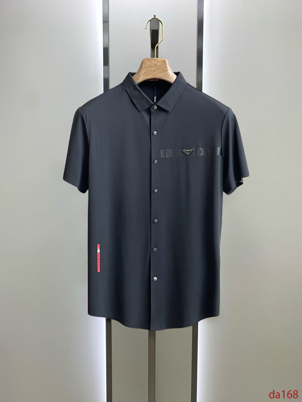 NO:448664,Prada High-end Business White-collar workers are a must-have item for individuals in the unit!  Seal-free pressed glue ice silk casual business short-sleeved shirt, technological fabric, ice silk traceless, very good body feel, smooth feel and great texture!  Good elasticity, no sense of restraint, the fabric has its own breathable mesh, moisture absorption and sweating, quick drying and keeping it dry, small lapel placket-breasted design, showing a straight posture, not soft pedal, simple style, can be used for business and leisure, highly recommended!  High-elastic ice silk, the touch is as smooth as jade silk, clean and neat, and elegant and gentlemanly. The high-end materials are the key to the fabric, the quality control must be used. The feel is extremely delicate and smooth, the fabric has a good gloss and upper body skeleton feel, so we can greet mature and quality men's clothing!  Sweat in summer and dry in seconds, a brand new experience Business commuting and leisure M-4XL, prada,shirts,T-shirt,alexander wang19860909普拉达 高端商务 白领 单位人士必入单品！ 无痕压胶冰丝休闲商务短袖衬衫,科技面料,冰丝无痕,体感非常棒,手感顺滑质感很棒！弹性好,无任何束缚感,面料自带透气网孔,吸湿排汗,速干保持干爽,小翻领门襟排扣设计,展露挺拔姿态,不软踏,简约款式,商务休闲都可驾驭,强烈推荐！高弹冰丝,触感堪比玉蚕丝一样丝滑,干净利落,儒雅绅士风度.高级材质,重点就是面料上,品控的必上,手感极其细腻光滑,面料光泽感和上身骨架感好,打招成熟品质男装！夏天出汗秒干,全新体验 商务通勤休闲 M-4XL,,prada,shirts,T-shirt,alexander wang,Men's clothing