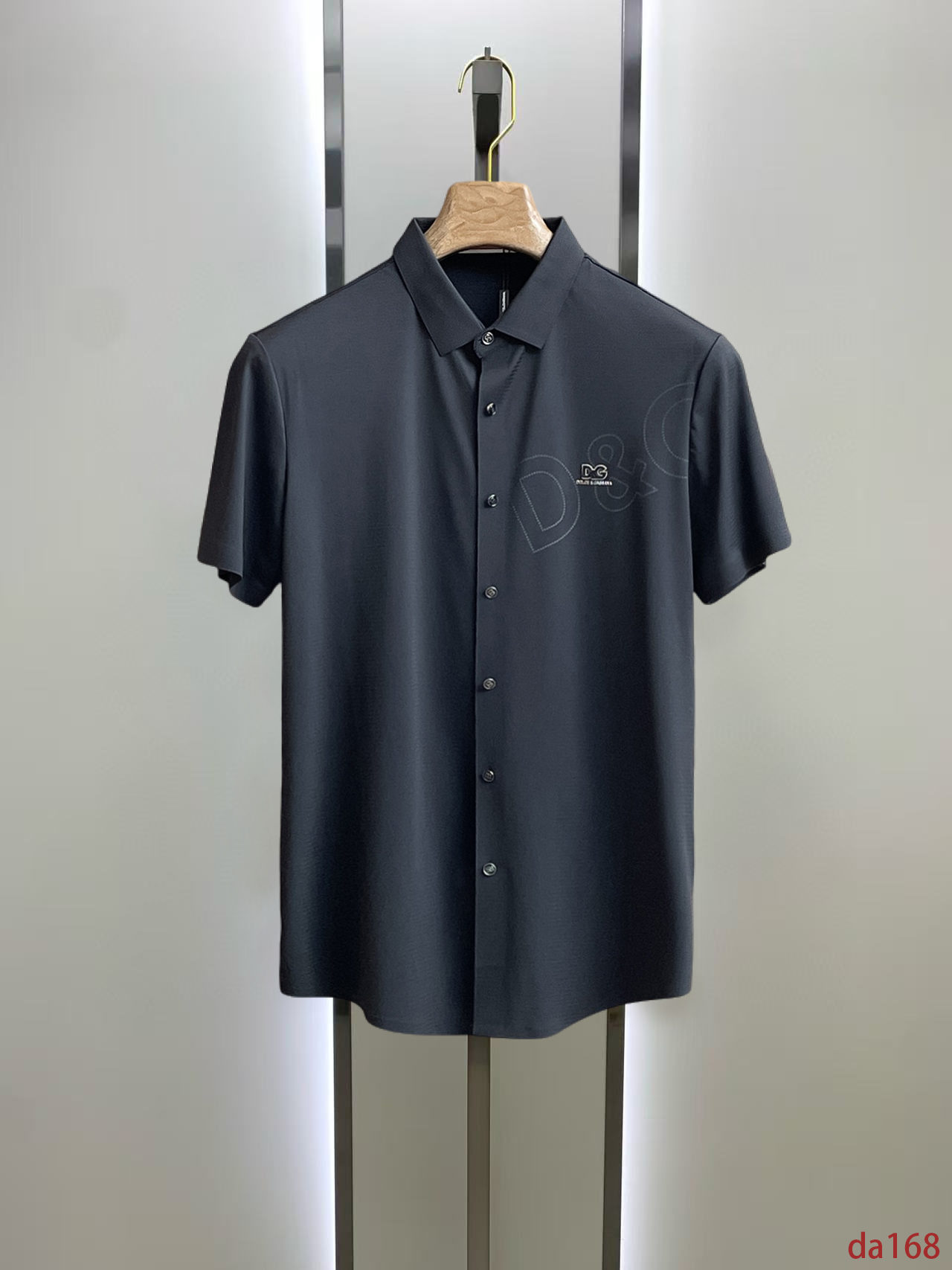 NO:448657,DG High-end Business White-collar workers are a must-have item for individuals in the unit!  Seizure-free pressed gel ice silk casual business short-sleeved Polo, technology fabric, ice silk traceless, very good body feel, smooth feel and great texture!  Good elasticity, no sense of restraint, the fabric has its own breathable mesh, moisture absorption and sweating, quick drying and keeping it dry, small lapel placket-breasted design, showing a straight posture, not soft pedal, simple style, can be used for business and leisure, highly recommended!  High-elastic ice silk, the touch is as smooth as jade silk, clean and neat, and elegant and gentlemanly. The high-end materials are the key to the fabric, the quality control must be used. The feel is extremely delicate and smooth, the fabric has a good gloss and upper body skeleton feel, so we can greet mature and quality men's clothing!  Sweat in summer and dry instantly, a brand new experience Business commuting and leisure M-4XL, T-shirt, alexander wang19860909DG 高端商务 白领 单位人士必入单品！ 无痕压胶冰丝休闲商务短袖Polo,科技面料,冰丝无痕,体感非常棒,手感顺滑质感很棒！弹性好,无任何束缚感,面料自带透气网孔,吸湿排汗,速干保持干爽,小翻领门襟排扣设计,展露挺拔姿态,不软踏,简约款式,商务休闲都可驾驭,强烈推荐！高弹冰丝,触感堪比玉蚕丝一样丝滑,干净利落,儒雅绅士风度.高级材质,重点就是面料上,品控的必上,手感极其细腻光滑,面料光泽感和上身骨架感好,打招成熟品质男装！夏天出汗秒干,全新体验 商务通勤休闲 M-4XL,,T-shirt,alexander wang,Men's clothing