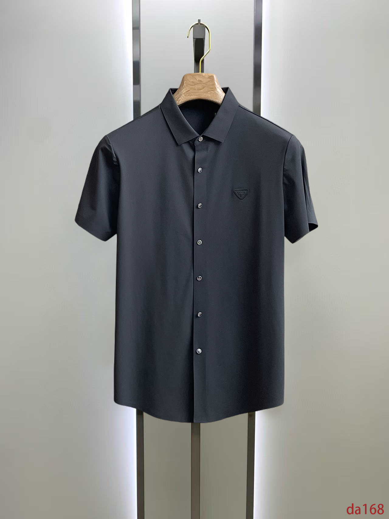 NO:448649,Prada High-end Business White-collar workers are a must-have item for individuals in the unit!  Seal-free pressed glue ice silk casual business short-sleeved shirt, technological fabric, ice silk traceless, very good body feel, smooth feel and great texture!  Good elasticity, no sense of restraint, the fabric has its own breathable mesh, moisture absorption and sweating, quick drying and keeping it dry, small lapel placket-breasted design, showing a straight posture, not soft pedal, simple style, can be used for business and leisure, highly recommended!  High-elastic ice silk, the touch is as smooth as jade silk, clean and neat, and elegant and gentlemanly. The high-end materials are the key to the fabric, the quality control must be used. The feel is extremely delicate and smooth, the fabric has a good gloss and upper body skeleton feel, so we can greet mature and quality men's clothing!  Sweat in summer and dry in seconds, a brand new experience Business commuting and leisure M-4XL, prada,shirts,T-shirt,alexander wang19860909普拉达 高端商务 白领 单位人士必入单品！ 无痕压胶冰丝休闲商务短袖衬衫,科技面料,冰丝无痕,体感非常棒,手感顺滑质感很棒！弹性好,无任何束缚感,面料自带透气网孔,吸湿排汗,速干保持干爽,小翻领门襟排扣设计,展露挺拔姿态,不软踏,简约款式,商务休闲都可驾驭,强烈推荐！高弹冰丝,触感堪比玉蚕丝一样丝滑,干净利落,儒雅绅士风度.高级材质,重点就是面料上,品控的必上,手感极其细腻光滑,面料光泽感和上身骨架感好,打招成熟品质男装！夏天出汗秒干,全新体验 商务通勤休闲 M-4XL,,prada,shirts,T-shirt,alexander wang,Men's clothing