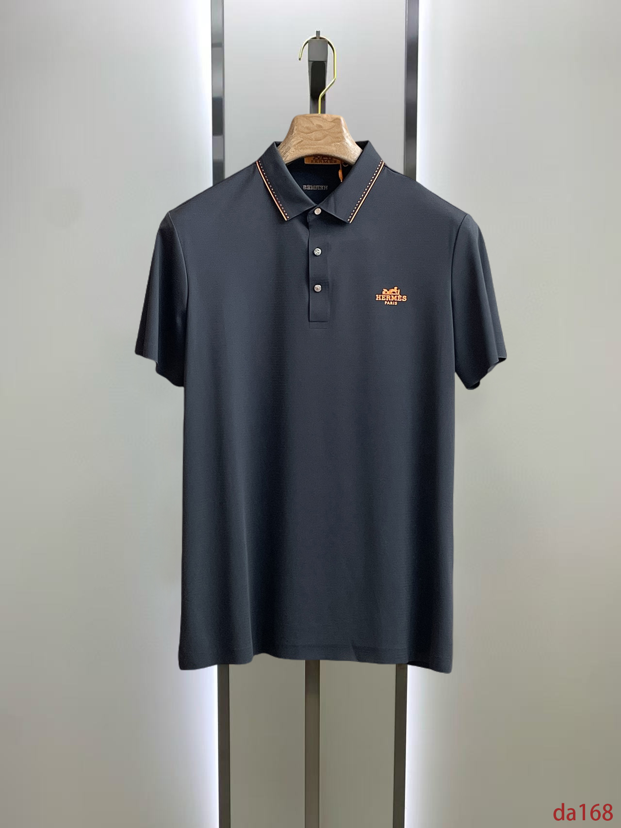 NO:448636,Hermes High-end Business White-collar workers are a must-have item for people in the unit!  Seizure-free pressed gel ice silk casual business short-sleeved Polo, technology fabric, ice silk traceless, very good body feel, smooth feel and great texture!  Good elasticity, no sense of restraint, the fabric has its own breathable mesh, moisture absorption and sweating, quick drying and keeping it dry, small lapel placket-breasted design, showing a straight posture, not soft pedal, simple style, can be used for business and leisure, highly recommended!  High-elastic ice silk, the touch is as smooth as jade silk, clean and neat, and elegant and gentlemanly. The high-end materials are the key to the fabric, the quality control must be used. The feel is extremely delicate and smooth, the fabric has a good gloss and upper body skeleton feel, so we can greet mature and quality men's clothing!  Sweat in summer and dry instantly, a brand new experience Business commuting and leisure M-4XL, hermes, T-shirt, alexander wang19860909爱马仕 高端商务 白领 单位人士必入单品！ 无痕压胶冰丝休闲商务短袖Polo,科技面料,冰丝无痕,体感非常棒,手感顺滑质感很棒！弹性好,无任何束缚感,面料自带透气网孔,吸湿排汗,速干保持干爽,小翻领门襟排扣设计,展露挺拔姿态,不软踏,简约款式,商务休闲都可驾驭,强烈推荐！高弹冰丝,触感堪比玉蚕丝一样丝滑,干净利落,儒雅绅士风度.高级材质,重点就是面料上,品控的必上,手感极其细腻光滑,面料光泽感和上身骨架感好,打招成熟品质男装！夏天出汗秒干,全新体验 商务通勤休闲 M-4XL,,hermes,T-shirt,alexander wang,Men's clothing