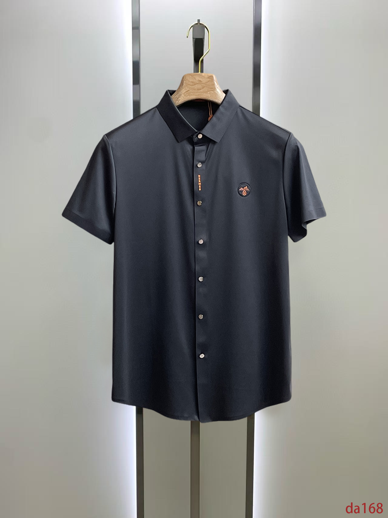 NO:448630,Hermes High-end Business White-collar workers are a must-have item for people in the unit!  Seal-free pressed glue ice silk casual business short-sleeved shirt, technological fabric, ice silk traceless, very good body feel, smooth feel and great texture!  Good elasticity, no sense of restraint, the fabric has its own breathable mesh, moisture absorption and sweating, quick drying and keeping it dry, small lapel placket-breasted design, showing a straight posture, not soft pedal, simple style, can be used for business and leisure, highly recommended!  High-elastic ice silk, the touch is as smooth as jade silk, clean and neat, and elegant and gentlemanly. The high-end materials are the key to the fabric, the quality control must be used. The feel is extremely delicate and smooth, the fabric has a good gloss and upper body skeleton feel, so we can greet mature and quality men's clothing!  Sweat in summer and dry in seconds, a brand new experience Business commuting and leisure M-4XL, hermes,shirts,T-shirt,alexander wang19860909爱马仕 高端商务 白领 单位人士必入单品！ 无痕压胶冰丝休闲商务短袖衬衫,科技面料,冰丝无痕,体感非常棒,手感顺滑质感很棒！弹性好,无任何束缚感,面料自带透气网孔,吸湿排汗,速干保持干爽,小翻领门襟排扣设计,展露挺拔姿态,不软踏,简约款式,商务休闲都可驾驭,强烈推荐！高弹冰丝,触感堪比玉蚕丝一样丝滑,干净利落,儒雅绅士风度.高级材质,重点就是面料上,品控的必上,手感极其细腻光滑,面料光泽感和上身骨架感好,打招成熟品质男装！夏天出汗秒干,全新体验 商务通勤休闲 M-4XL,,hermes,shirts,T-shirt,alexander wang,Men's clothing