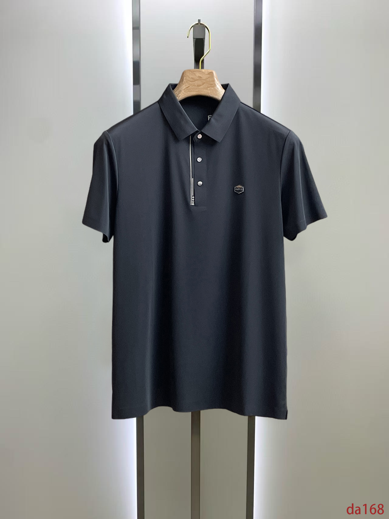 NO:448683,BOSS High-end Business White-collar workers are a must-have item for individuals in the unit!  Seizure-free pressed gel ice silk casual business short-sleeved Polo, technology fabric, ice silk traceless, very good body feel, smooth feel and great texture!  Good elasticity, no sense of restraint, the fabric has its own breathable mesh, moisture absorption and sweating, quick drying and keeping it dry, small lapel placket-breasted design, showing a straight posture, not soft pedal, simple style, can be used for business and leisure, highly recommended!  High-elastic ice silk, the touch is as smooth as jade silk, clean and neat, and elegant and gentlemanly. The high-end materials are the key to the fabric, the quality control must be used. The feel is extremely delicate and smooth, the fabric has a good gloss and upper body skeleton feel, so we can greet mature and quality men's clothing!  Sweat in summer and dry instantly, a brand new experience Business commuting and leisure M-4XL, T-shirt, alexander wang19860909BOSS 高端商务 白领 单位人士必入单品！ 无痕压胶冰丝休闲商务短袖Polo,科技面料,冰丝无痕,体感非常棒,手感顺滑质感很棒！弹性好,无任何束缚感,面料自带透气网孔,吸湿排汗,速干保持干爽,小翻领门襟排扣设计,展露挺拔姿态,不软踏,简约款式,商务休闲都可驾驭,强烈推荐！高弹冰丝,触感堪比玉蚕丝一样丝滑,干净利落,儒雅绅士风度.高级材质,重点就是面料上,品控的必上,手感极其细腻光滑,面料光泽感和上身骨架感好,打招成熟品质男装！夏天出汗秒干,全新体验 商务通勤休闲 M-4XL,,T-shirt,alexander wang,Men's clothing