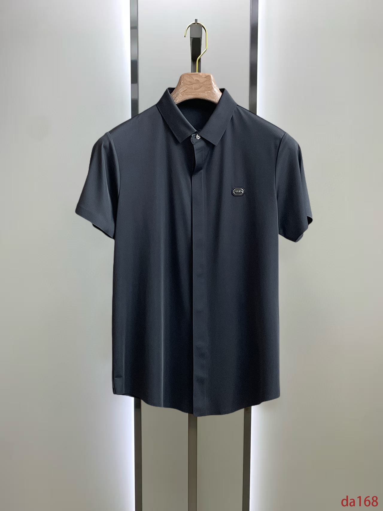 NO:448675,Jenia High-end Business White-collar workers are a must-have item for individuals in the unit!  Seal-free pressed glue ice silk casual business short-sleeved shirt, technological fabric, ice silk traceless, very good body feel, smooth feel and great texture!  Good elasticity, no sense of restraint, the fabric has its own breathable mesh, moisture absorption and sweating, quick drying and keeping it dry, small lapel placket-breasted design, showing a straight posture, not soft pedal, simple style, can be used for business and leisure, highly recommended!  High-elastic ice silk, the touch is as smooth as jade silk, clean and neat, and elegant and gentlemanly. The high-end materials are the key to the fabric, the quality control must be used. The feel is extremely delicate and smooth, the fabric has a good gloss and upper body skeleton feel, so we can greet mature and quality men's clothing!  Sweat in summer and dry in seconds, a brand new experience Business commuting and leisure M-4XL, zegna,shirts,T-shirt,alexander wang19860909杰尼亚 高端商务 白领 单位人士必入单品！ 无痕压胶冰丝休闲商务短袖衬衫,科技面料,冰丝无痕,体感非常棒,手感顺滑质感很棒！弹性好,无任何束缚感,面料自带透气网孔,吸湿排汗,速干保持干爽,小翻领门襟排扣设计,展露挺拔姿态,不软踏,简约款式,商务休闲都可驾驭,强烈推荐！高弹冰丝,触感堪比玉蚕丝一样丝滑,干净利落,儒雅绅士风度.高级材质,重点就是面料上,品控的必上,手感极其细腻光滑,面料光泽感和上身骨架感好,打招成熟品质男装！夏天出汗秒干,全新体验 商务通勤休闲 M-4XL,,zegna,shirts,T-shirt,alexander wang,Men's clothing