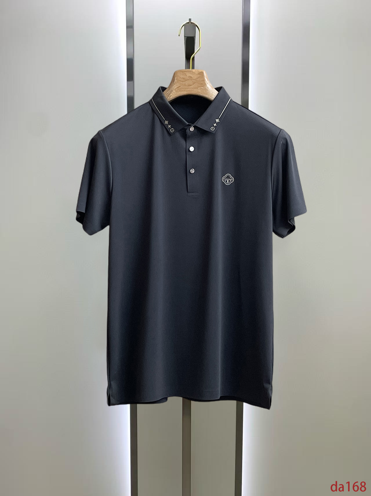 NO:448659,LV High-end Business White-collar workers are a must-have item for individuals in the unit!  Seizure-free pressed gel ice silk casual business short-sleeved Polo, technology fabric, ice silk traceless, very good body feel, smooth feel and great texture!  Good elasticity, no sense of restraint, the fabric has its own breathable mesh, moisture absorption and sweating, quick drying and keeping it dry, small lapel placket-breasted design, showing a straight posture, not soft pedal, simple style, can be used for business and leisure, highly recommended!  High-elastic ice silk, the touch is as smooth as jade silk, clean and neat, and elegant and gentlemanly. The high-end materials are the key to the fabric, the quality control must be used. The feel is extremely delicate and smooth, the fabric has a good gloss and upper body skeleton feel, so we can greet mature and quality men's clothing!  Sweat in summer and dry in seconds, a brand new experience Business commuting and leisure M-4XL, louis vuitton, T-shirt, alexander wang19860909LV 高端商务 白领 单位人士必入单品！ 无痕压胶冰丝休闲商务短袖Polo,科技面料,冰丝无痕,体感非常棒,手感顺滑质感很棒！弹性好,无任何束缚感,面料自带透气网孔,吸湿排汗,速干保持干爽,小翻领门襟排扣设计,展露挺拔姿态,不软踏,简约款式,商务休闲都可驾驭,强烈推荐！高弹冰丝,触感堪比玉蚕丝一样丝滑,干净利落,儒雅绅士风度.高级材质,重点就是面料上,品控的必上,手感极其细腻光滑,面料光泽感和上身骨架感好,打招成熟品质男装！夏天出汗秒干,全新体验 商务通勤休闲 M-4XL,,louis vuitton,T-shirt,alexander wang,Men's clothing