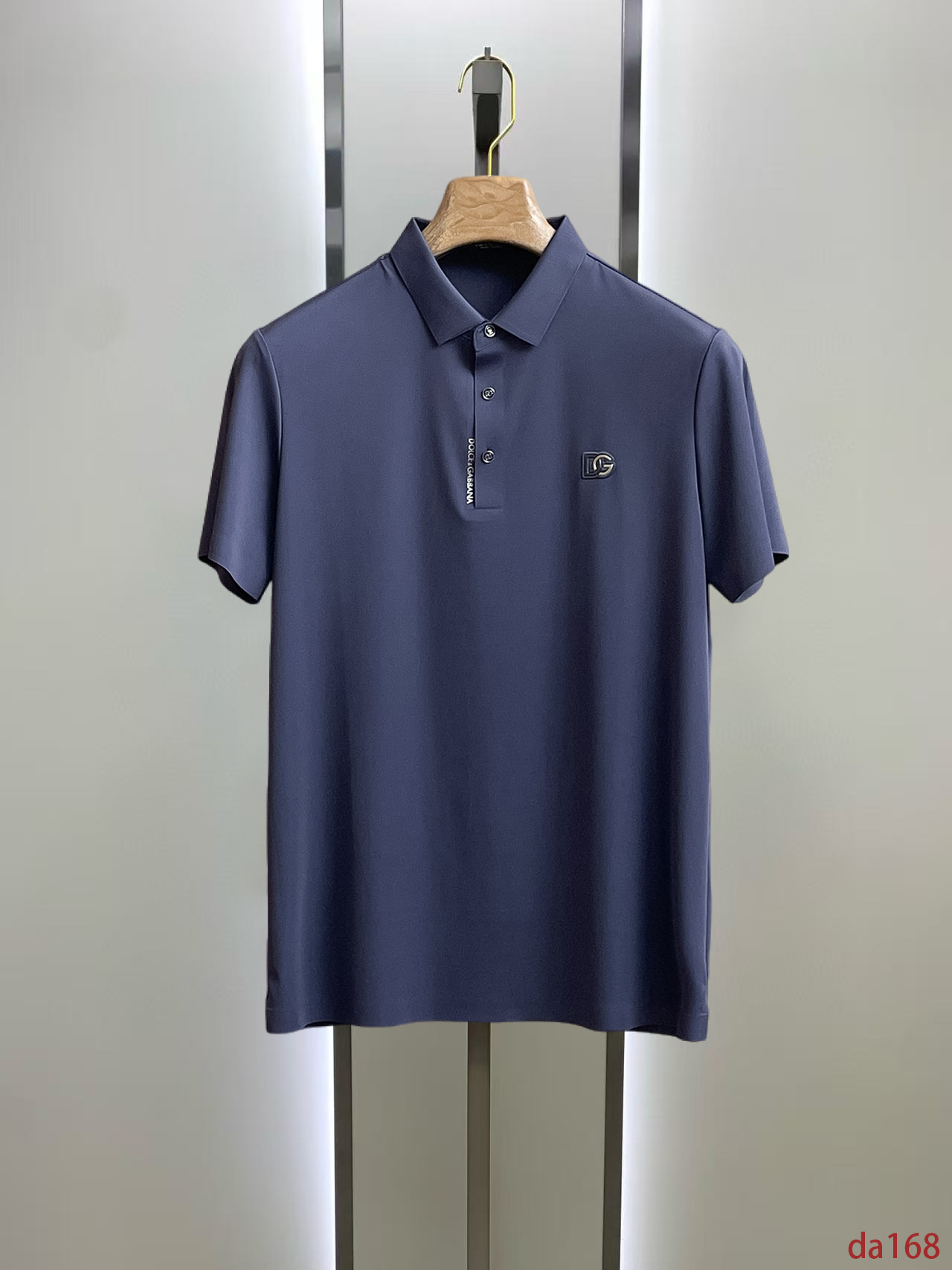 NO:448651,DG High-end Business White-collar workers are a must-have item for individuals in the unit!  Seizure-free pressed gel ice silk casual business short-sleeved Polo, technology fabric, ice silk traceless, very good body feel, smooth feel and great texture!  Good elasticity, no sense of restraint, the fabric has its own breathable mesh, moisture absorption and sweating, quick drying and keeping it dry, small lapel placket-breasted design, showing a straight posture, not soft pedal, simple style, can be used for business and leisure, highly recommended!  High-elastic ice silk, the touch is as smooth as jade silk, clean and neat, and elegant and gentlemanly. The high-end materials are the key to the fabric, the quality control must be used. The feel is extremely delicate and smooth, the fabric has a good gloss and upper body skeleton feel, so we can greet mature and quality men's clothing!  Sweat in summer and dry instantly, a brand new experience Business commuting and leisure M-4XL, T-shirt, alexander wang19860909DG 高端商务 白领 单位人士必入单品！ 无痕压胶冰丝休闲商务短袖Polo,科技面料,冰丝无痕,体感非常棒,手感顺滑质感很棒！弹性好,无任何束缚感,面料自带透气网孔,吸湿排汗,速干保持干爽,小翻领门襟排扣设计,展露挺拔姿态,不软踏,简约款式,商务休闲都可驾驭,强烈推荐！高弹冰丝,触感堪比玉蚕丝一样丝滑,干净利落,儒雅绅士风度.高级材质,重点就是面料上,品控的必上,手感极其细腻光滑,面料光泽感和上身骨架感好,打招成熟品质男装！夏天出汗秒干,全新体验 商务通勤休闲 M-4XL,,T-shirt,alexander wang,Men's clothing