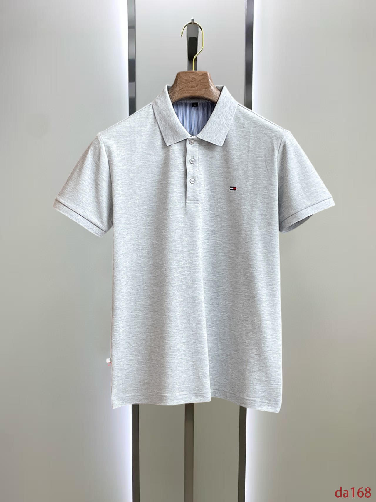 NO:448633,Tom Brown High-end Business White-collar workers are a must-have item for individuals in the unit!  Seizure-free pressed gel ice silk casual business short-sleeved Polo, technology fabric, ice silk traceless, very good body feel, smooth feel and great texture!  Good elasticity, no sense of restraint, the fabric has its own breathable mesh, moisture absorption and sweating, quick drying and keeping it dry, small lapel placket-breasted design, showing a straight posture, not soft pedal, simple style, can be used for business and leisure, highly recommended!  High-elastic ice silk, the touch is as smooth as jade silk, clean and neat, and elegant and gentlemanly. The high-end materials are the key to the fabric, the quality control must be used. The feel is extremely delicate and smooth, the fabric has a good gloss and upper body skeleton feel, so we can greet mature and quality men's clothing!  Sweat in summer and dry in seconds, a brand new experience Business commuting and leisure M-4XL, thom browne, T-shirt, alexander wang19860909汤姆布朗 高端商务 白领 单位人士必入单品！ 无痕压胶冰丝休闲商务短袖Polo,科技面料,冰丝无痕,体感非常棒,手感顺滑质感很棒！弹性好,无任何束缚感,面料自带透气网孔,吸湿排汗,速干保持干爽,小翻领门襟排扣设计,展露挺拔姿态,不软踏,简约款式,商务休闲都可驾驭,强烈推荐！高弹冰丝,触感堪比玉蚕丝一样丝滑,干净利落,儒雅绅士风度.高级材质,重点就是面料上,品控的必上,手感极其细腻光滑,面料光泽感和上身骨架感好,打招成熟品质男装！夏天出汗秒干,全新体验 商务通勤休闲 M-4XL,,thom browne,T-shirt,alexander wang,Men's clothing