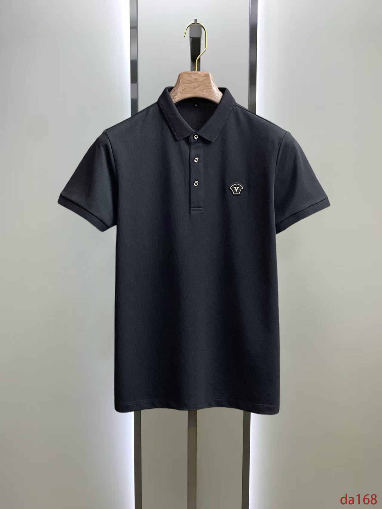 NO:448619,Versace, high-end business, white-collar workers, must-have items for individuals in the unit!  Seizure-free pressed gel ice silk casual business short-sleeved Polo, technology fabric, ice silk traceless, very good body feel, smooth feel and great texture!  Good elasticity, no sense of restraint, the fabric has its own breathable mesh, moisture absorption and sweating, quick drying and keeping it dry, small lapel placket-breasted design, showing a straight posture, not soft pedal, simple style, can be used for business and leisure, highly recommended!  High-elastic ice silk, the touch is as smooth as jade silk, clean and neat, and elegant and gentlemanly. The high-end materials are the key to the fabric, the quality control must be used. The feel is extremely delicate and smooth, the fabric has a good gloss and upper body skeleton feel, so we can greet mature and quality men's clothing!  Sweat in summer and dry instantly, a brand new experience Business commuting and leisure M-4XL, versace, T-shirt, alexander wang19860909范思哲 高端商务 白领 单位人士必入单品！ 无痕压胶冰丝休闲商务短袖Polo,科技面料,冰丝无痕,体感非常棒,手感顺滑质感很棒！弹性好,无任何束缚感,面料自带透气网孔,吸湿排汗,速干保持干爽,小翻领门襟排扣设计,展露挺拔姿态,不软踏,简约款式,商务休闲都可驾驭,强烈推荐！高弹冰丝,触感堪比玉蚕丝一样丝滑,干净利落,儒雅绅士风度.高级材质,重点就是面料上,品控的必上,手感极其细腻光滑,面料光泽感和上身骨架感好,打招成熟品质男装！夏天出汗秒干,全新体验 商务通勤休闲 M-4XL,,versace,T-shirt,alexander wang,Men's clothing