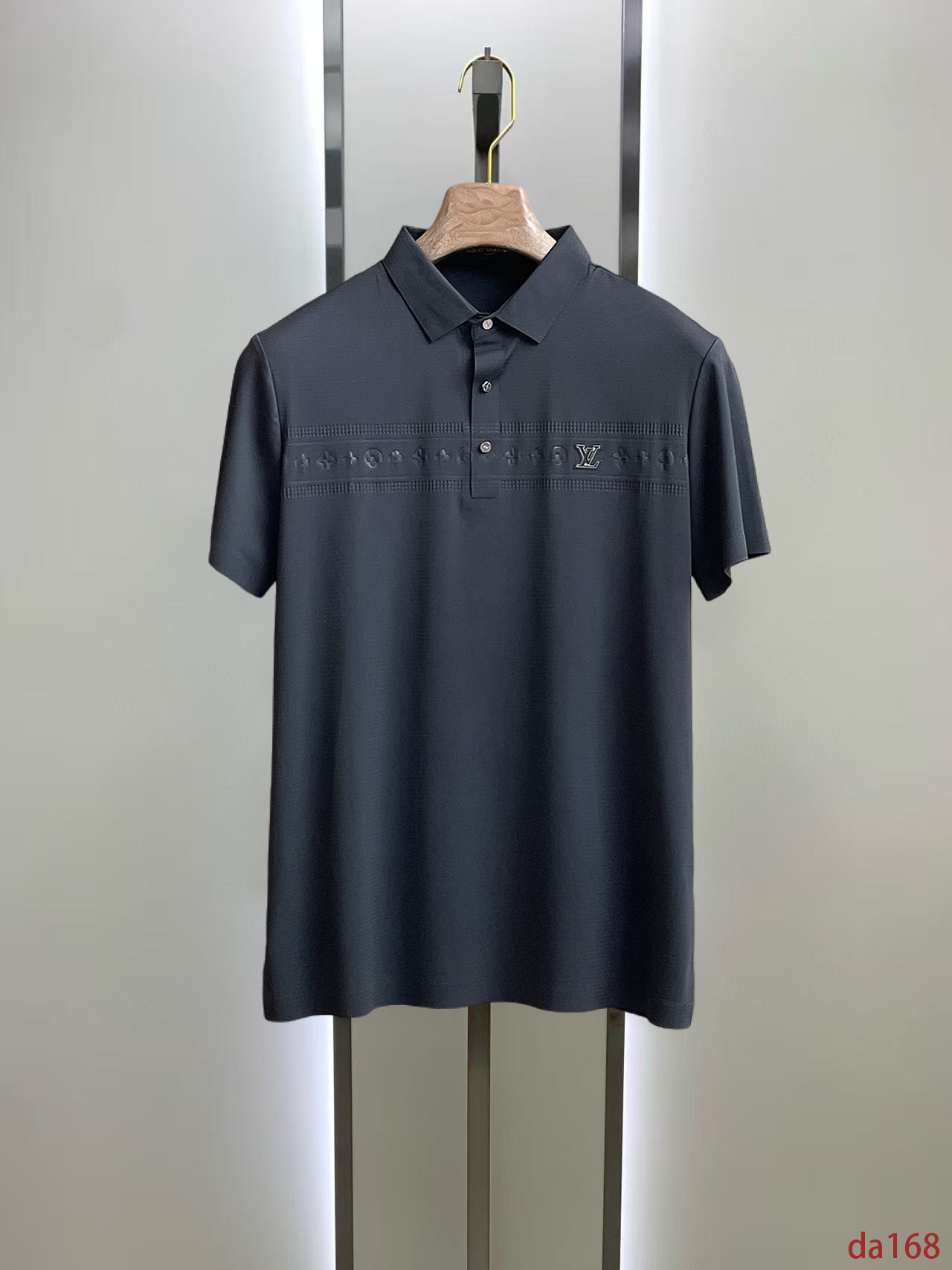 NO:448610,LV High-end Business White-collar workers are a must-have item for individuals in the unit!  Seizure-free pressed gel ice silk casual business short-sleeved Polo, technology fabric, ice silk traceless, very good body feel, smooth feel and great texture!  Good elasticity, no sense of restraint, the fabric has its own breathable mesh, moisture absorption and sweating, quick drying and keeping it dry, small lapel placket-breasted design, showing a straight posture, not soft pedal, simple style, can be used for business and leisure, highly recommended!  High-elastic ice silk, the touch is as smooth as jade silk, clean and neat, and elegant and gentlemanly. The high-end materials are the key to the fabric, the quality control must be used. The feel is extremely delicate and smooth, the fabric has a good gloss and upper body skeleton feel, so we can greet mature and quality men's clothing!  Sweat in summer and dry in seconds, a brand new experience Business commuting and leisure M-4XL, louis vuitton, T-shirt, alexander wang19860909LV 高端商务 白领 单位人士必入单品！ 无痕压胶冰丝休闲商务短袖Polo,科技面料,冰丝无痕,体感非常棒,手感顺滑质感很棒！弹性好,无任何束缚感,面料自带透气网孔,吸湿排汗,速干保持干爽,小翻领门襟排扣设计,展露挺拔姿态,不软踏,简约款式,商务休闲都可驾驭,强烈推荐！高弹冰丝,触感堪比玉蚕丝一样丝滑,干净利落,儒雅绅士风度.高级材质,重点就是面料上,品控的必上,手感极其细腻光滑,面料光泽感和上身骨架感好,打招成熟品质男装！夏天出汗秒干,全新体验 商务通勤休闲 M-4XL,,louis vuitton,T-shirt,alexander wang,Men's clothing