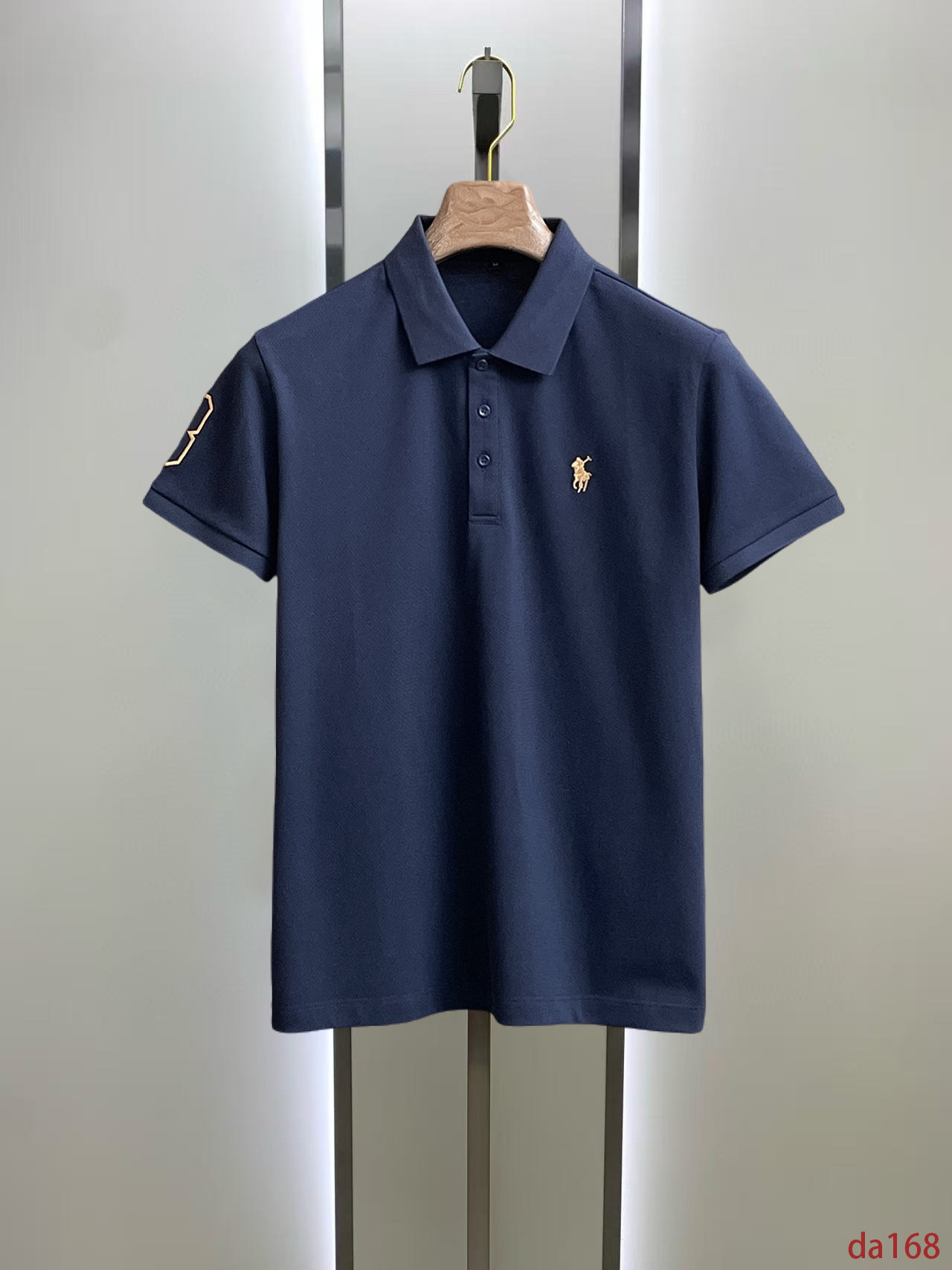 NO:448600,Paul High-end Business White-collar workers are a must-have item for individuals in the unit!  Seizure-free pressed gel ice silk casual business short-sleeved Polo, technology fabric, ice silk traceless, very good body feel, smooth feel and great texture!  Good elasticity, no sense of restraint, the fabric has its own breathable mesh, moisture absorption and sweating, quick drying and keeping it dry, small lapel placket-breasted design, showing a straight posture, not soft pedal, simple style, can be used for business and leisure, highly recommended!  High-elastic ice silk, the touch is as smooth as jade silk, clean and neat, and elegant and gentlemanly. The high-end materials are the key to the fabric, the quality control must be used. The feel is extremely delicate and smooth, the fabric has a good gloss and upper body skeleton feel, so we can greet mature and quality men's clothing!  Sweat in summer and dry instantly, a brand new experience Business commuting and leisure M-4XL, T-shirt, alexander wang19860909保罗 高端商务 白领 单位人士必入单品！ 无痕压胶冰丝休闲商务短袖Polo,科技面料,冰丝无痕,体感非常棒,手感顺滑质感很棒！弹性好,无任何束缚感,面料自带透气网孔,吸湿排汗,速干保持干爽,小翻领门襟排扣设计,展露挺拔姿态,不软踏,简约款式,商务休闲都可驾驭,强烈推荐！高弹冰丝,触感堪比玉蚕丝一样丝滑,干净利落,儒雅绅士风度.高级材质,重点就是面料上,品控的必上,手感极其细腻光滑,面料光泽感和上身骨架感好,打招成熟品质男装！夏天出汗秒干,全新体验 商务通勤休闲 M-4XL,,T-shirt,alexander wang,Men's clothing