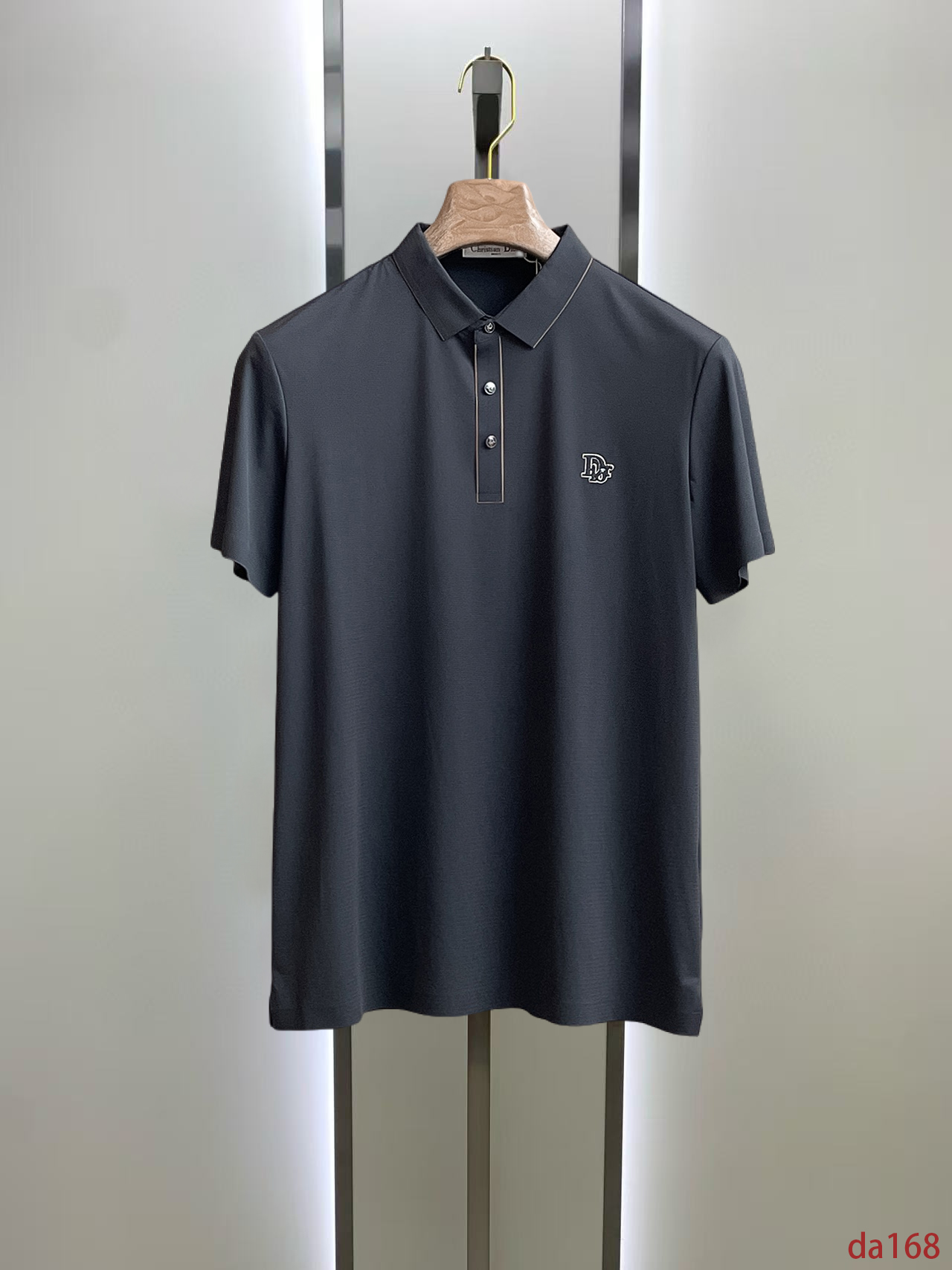 NO:448594,Dior High-end Business White-collar workers are a must-have item for individuals in the unit!  Seizure-free pressed gel ice silk casual business short-sleeved Polo, technology fabric, ice silk traceless, very good body feel, smooth feel and great texture!  Good elasticity, no sense of restraint, the fabric has its own breathable mesh, moisture absorption and sweating, quick drying and keeping it dry, small lapel placket-breasted design, showing a straight posture, not soft pedal, simple style, can be used for business and leisure, highly recommended!  High-elastic ice silk, the touch is as smooth as jade silk, clean and neat, and elegant and gentlemanly. The high-end materials are the key to the fabric, the quality control must be used. The feel is extremely delicate and smooth, the fabric has a good gloss and upper body skeleton feel, so we can greet mature and quality men's clothing!  Sweat in summer and dry in seconds, a brand new experience Business commuting and leisure M-4XL, dior, T-shirt, alexander wang19860909迪奥 高端商务 白领 单位人士必入单品！ 无痕压胶冰丝休闲商务短袖Polo,科技面料,冰丝无痕,体感非常棒,手感顺滑质感很棒！弹性好,无任何束缚感,面料自带透气网孔,吸湿排汗,速干保持干爽,小翻领门襟排扣设计,展露挺拔姿态,不软踏,简约款式,商务休闲都可驾驭,强烈推荐！高弹冰丝,触感堪比玉蚕丝一样丝滑,干净利落,儒雅绅士风度.高级材质,重点就是面料上,品控的必上,手感极其细腻光滑,面料光泽感和上身骨架感好,打招成熟品质男装！夏天出汗秒干,全新体验 商务通勤休闲 M-4XL,,dior,T-shirt,alexander wang,Men's clothing