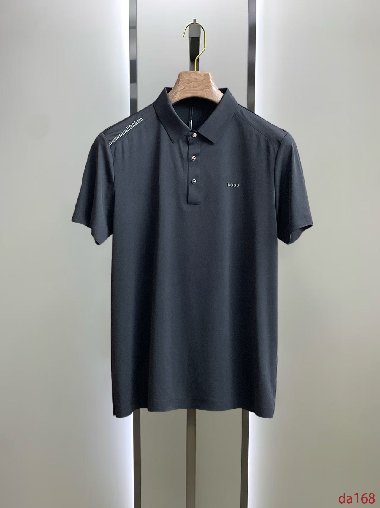 NO:448588,BOSS High-end Business White-collar workers are a must-have item for individuals in the unit!  Seizure-free pressed gel ice silk casual business short-sleeved Polo, technology fabric, ice silk traceless, very good body feel, smooth feel and great texture!  Good elasticity, no sense of restraint, the fabric has its own breathable mesh, moisture absorption and sweating, quick drying and keeping it dry, small lapel placket-breasted design, showing a straight posture, not soft pedal, simple style, can be used for business and leisure, highly recommended!  High-elastic ice silk, the touch is as smooth as jade silk, clean and neat, and elegant and gentlemanly. The high-end materials are the key to the fabric, the quality control must be used. The feel is extremely delicate and smooth, the fabric has a good gloss and upper body skeleton feel, so we can greet mature and quality men's clothing!  Sweat in summer and dry instantly, a brand new experience Business commuting and leisure M-4XL, T-shirt, alexander wang19860909BOSS 高端商务 白领 单位人士必入单品！ 无痕压胶冰丝休闲商务短袖Polo,科技面料,冰丝无痕,体感非常棒,手感顺滑质感很棒！弹性好,无任何束缚感,面料自带透气网孔,吸湿排汗,速干保持干爽,小翻领门襟排扣设计,展露挺拔姿态,不软踏,简约款式,商务休闲都可驾驭,强烈推荐！高弹冰丝,触感堪比玉蚕丝一样丝滑,干净利落,儒雅绅士风度.高级材质,重点就是面料上,品控的必上,手感极其细腻光滑,面料光泽感和上身骨架感好,打招成熟品质男装！夏天出汗秒干,全新体验 商务通勤休闲 M-4XL,,T-shirt,alexander wang,Men's clothing