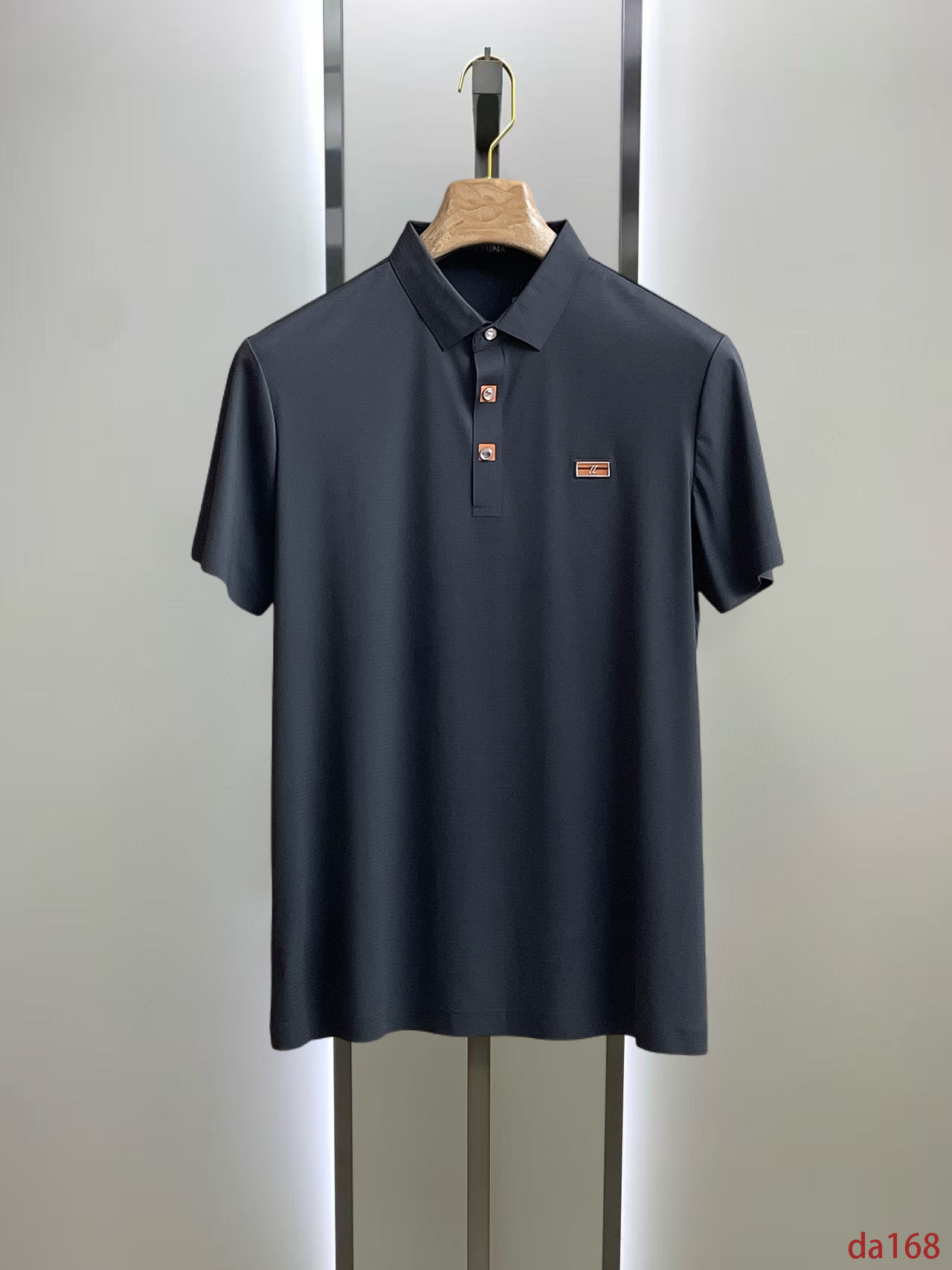 NO:448582,Jenia High-end Business White-collar workers are a must-have item for individuals in the unit!  Seizure-free pressed gel ice silk casual business short-sleeved Polo, technology fabric, ice silk traceless, very good body feel, smooth feel and great texture!  Good elasticity, no sense of restraint, the fabric has its own breathable mesh, moisture absorption and sweating, quick drying and keeping it dry, small lapel placket-breasted design, showing a straight posture, not soft pedal, simple style, can be used for business and leisure, highly recommended!  High-elastic ice silk, the touch is as smooth as jade silk, clean and neat, and elegant and gentlemanly. The high-end materials are the key to the fabric, the quality control must be used. The feel is extremely delicate and smooth, the fabric has a good gloss and upper body skeleton feel, so we can greet mature and quality men's clothing!  Sweat in summer and dry in seconds, a brand new experience Business commuting and leisure M-4XL, zegna, T-shirt, alexander wang19860909杰尼亚 高端商务 白领 单位人士必入单品！ 无痕压胶冰丝休闲商务短袖Polo,科技面料,冰丝无痕,体感非常棒,手感顺滑质感很棒！弹性好,无任何束缚感,面料自带透气网孔,吸湿排汗,速干保持干爽,小翻领门襟排扣设计,展露挺拔姿态,不软踏,简约款式,商务休闲都可驾驭,强烈推荐！高弹冰丝,触感堪比玉蚕丝一样丝滑,干净利落,儒雅绅士风度.高级材质,重点就是面料上,品控的必上,手感极其细腻光滑,面料光泽感和上身骨架感好,打招成熟品质男装！夏天出汗秒干,全新体验 商务通勤休闲 M-4XL,,zegna,T-shirt,alexander wang,Men's clothing