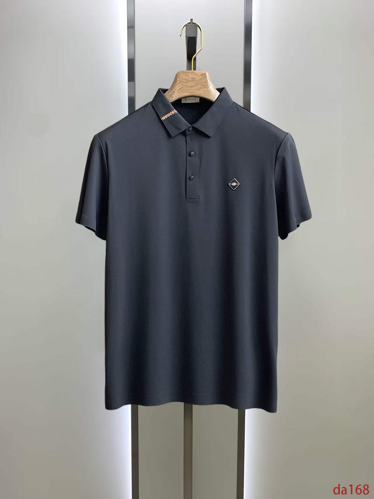 NO:448575,Guqi, high-end business, white-collar workers, must-have items for individuals in the unit!  Seizure-free pressed gel ice silk casual business short-sleeved Polo, technology fabric, ice silk traceless, very good body feel, smooth feel and great texture!  Good elasticity, no sense of restraint, the fabric has its own breathable mesh, moisture absorption and sweating, quick drying and keeping it dry, small lapel placket-breasted design, showing a straight posture, not soft pedal, simple style, can be used for business and leisure, highly recommended!  High-elastic ice silk, the touch is as smooth as jade silk, clean and neat, and elegant and gentlemanly. The high-end materials are the key to the fabric, the quality control must be used. The feel is extremely delicate and smooth, the fabric has a good gloss and upper body skeleton feel, so we can greet mature and quality men's clothing!  Sweat in summer and dry instantly, a brand new experience Business commuting and leisure M-4XL, T-shirt, alexander wang19860909古奇 高端商务 白领 单位人士必入单品！ 无痕压胶冰丝休闲商务短袖Polo,科技面料,冰丝无痕,体感非常棒,手感顺滑质感很棒！弹性好,无任何束缚感,面料自带透气网孔,吸湿排汗,速干保持干爽,小翻领门襟排扣设计,展露挺拔姿态,不软踏,简约款式,商务休闲都可驾驭,强烈推荐！高弹冰丝,触感堪比玉蚕丝一样丝滑,干净利落,儒雅绅士风度.高级材质,重点就是面料上,品控的必上,手感极其细腻光滑,面料光泽感和上身骨架感好,打招成熟品质男装！夏天出汗秒干,全新体验 商务通勤休闲 M-4XL,,T-shirt,alexander wang,Men's clothing