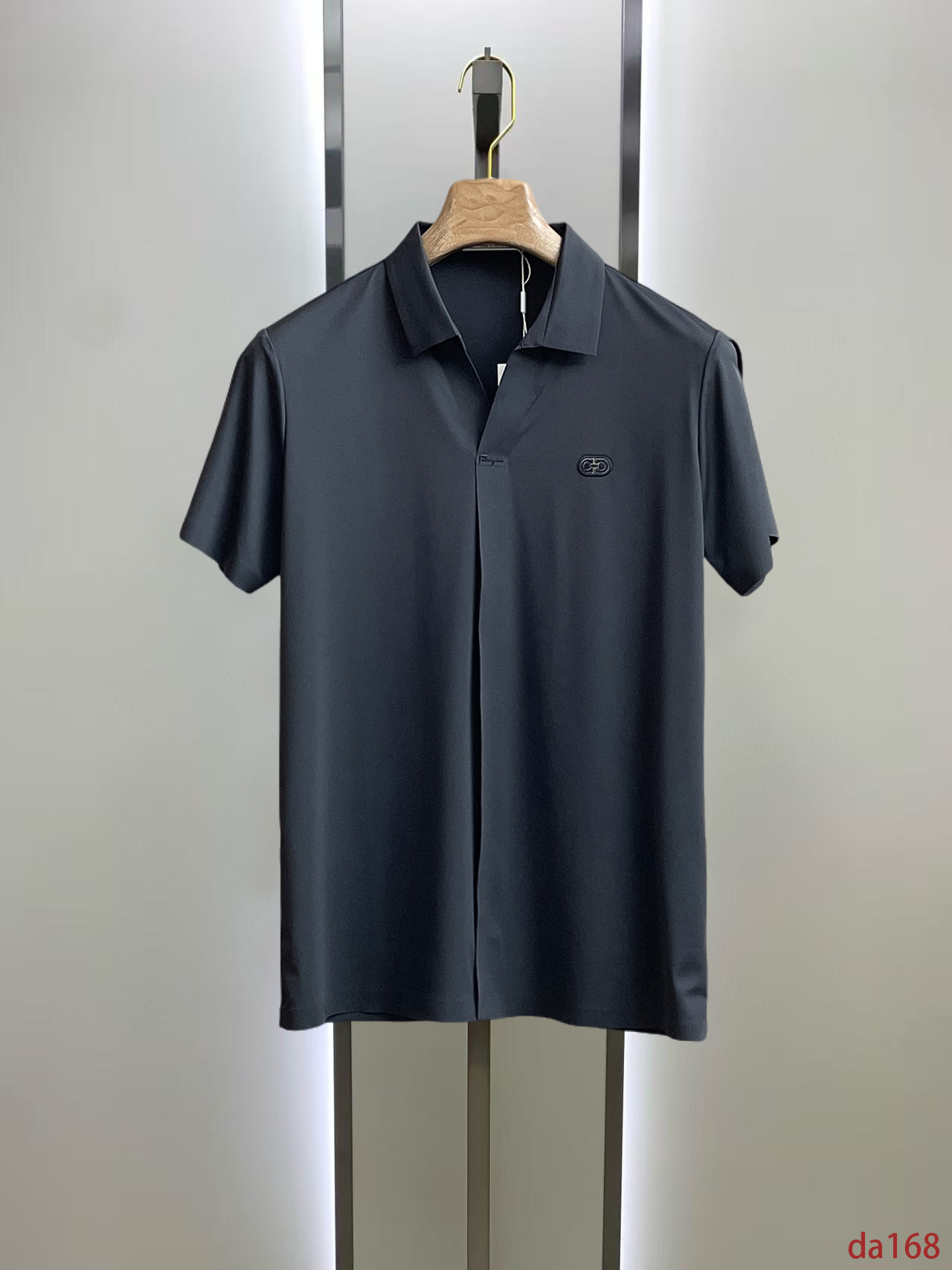 NO:448568,Ferragamo High-end Business White-collar workers are a must-have item for individuals in the unit!  Seizure-free pressed gel ice silk casual business short-sleeved Polo, technology fabric, ice silk traceless, very good body feel, smooth feel and great texture!  Good elasticity, no sense of restraint, the fabric has its own breathable mesh, moisture absorption and sweating, quick drying and keeping it dry, small lapel placket-breasted design, showing a straight posture, not soft pedal, simple style, can be used for business and leisure, highly recommended!  High-elastic ice silk, the touch is as smooth as jade silk, clean and neat, and elegant and gentlemanly. The high-end materials are the key to the fabric, the quality control must be used. The feel is extremely delicate and smooth, the fabric has a good gloss and upper body skeleton feel, so we can greet mature and quality men's clothing!  Sweat in summer and dry instantly, a brand new experience Business commuting and leisure M-4XL, ferragamo, T-shirt, alexander wang19860909菲拉格慕 高端商务 白领 单位人士必入单品！ 无痕压胶冰丝休闲商务短袖Polo,科技面料,冰丝无痕,体感非常棒,手感顺滑质感很棒！弹性好,无任何束缚感,面料自带透气网孔,吸湿排汗,速干保持干爽,小翻领门襟排扣设计,展露挺拔姿态,不软踏,简约款式,商务休闲都可驾驭,强烈推荐！高弹冰丝,触感堪比玉蚕丝一样丝滑,干净利落,儒雅绅士风度.高级材质,重点就是面料上,品控的必上,手感极其细腻光滑,面料光泽感和上身骨架感好,打招成熟品质男装！夏天出汗秒干,全新体验 商务通勤休闲 M-4XL,,ferragamo,T-shirt,alexander wang,Men's clothing