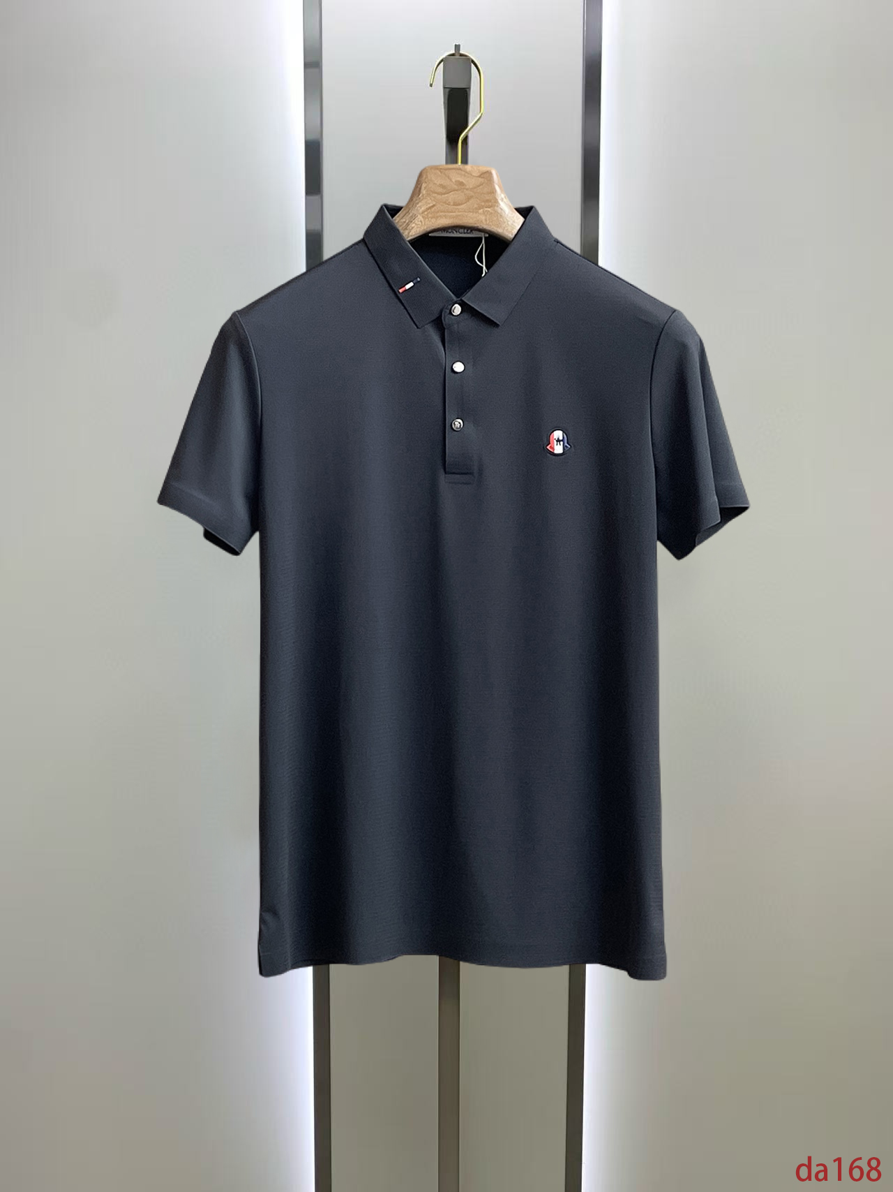 NO:448618,Mask, high-end business, white-collar workers, must-have items for individuals in the unit!  Seizure-free pressed gel ice silk casual business short-sleeved Polo, technology fabric, ice silk traceless, very good body feel, smooth feel and great texture!  Good elasticity, no sense of restraint, the fabric has its own breathable mesh, moisture absorption and sweating, quick drying and keeping it dry, small lapel placket-breasted design, showing a straight posture, not soft pedal, simple style, can be used for business and leisure, highly recommended!  High-elastic ice silk, the touch is as smooth as jade silk, clean and neat, and elegant and gentlemanly. The high-end materials are the key to the fabric, the quality control must be used. The feel is extremely delicate and smooth, the fabric has a good gloss and upper body skeleton feel, so we can greet mature and quality men's clothing!  Sweat in summer and dry instantly, a brand new experience Business commuting and leisure M-4XL, Moncler, T-shirt, alexander wang19860909蒙口 高端商务 白领 单位人士必入单品！ 无痕压胶冰丝休闲商务短袖Polo,科技面料,冰丝无痕,体感非常棒,手感顺滑质感很棒！弹性好,无任何束缚感,面料自带透气网孔,吸湿排汗,速干保持干爽,小翻领门襟排扣设计,展露挺拔姿态,不软踏,简约款式,商务休闲都可驾驭,强烈推荐！高弹冰丝,触感堪比玉蚕丝一样丝滑,干净利落,儒雅绅士风度.高级材质,重点就是面料上,品控的必上,手感极其细腻光滑,面料光泽感和上身骨架感好,打招成熟品质男装！夏天出汗秒干,全新体验 商务通勤休闲 M-4XL,,Moncler,T-shirt,alexander wang,Men's clothing