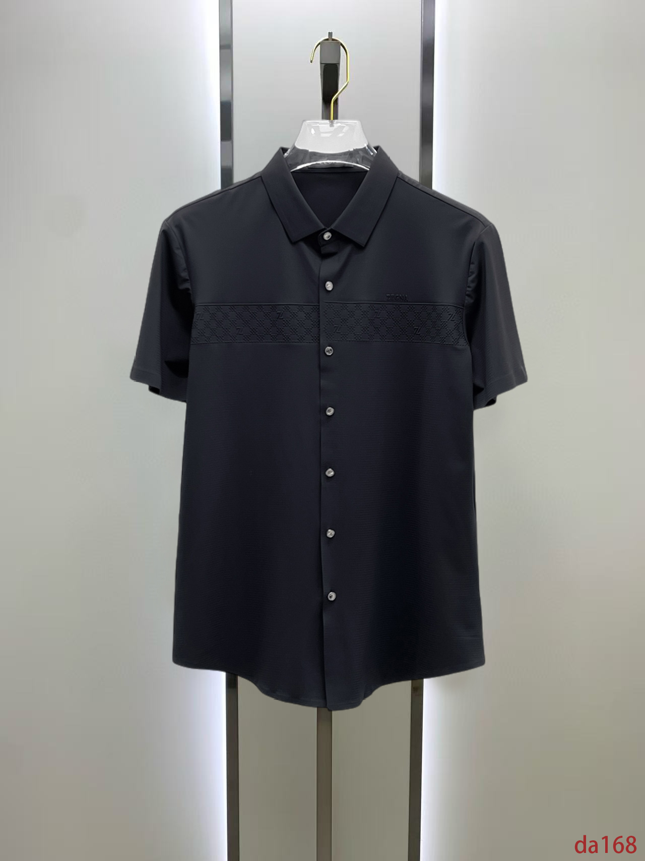 NO:448604,Jenia High-end Business White-collar workers are a must-have item for individuals in the unit!  Seal-free pressed glue ice silk casual business short-sleeved shirt, technological fabric, ice silk traceless, very good body feel, smooth feel and great texture!  Good elasticity, no sense of restraint, the fabric has its own breathable mesh, moisture absorption and sweating, quick drying and keeping it dry, small lapel placket-breasted design, showing a straight posture, not soft pedal, simple style, can be used for business and leisure, highly recommended!  High-elastic ice silk, the touch is as smooth as jade silk, clean and neat, and elegant and gentlemanly. The high-end materials are the key to the fabric, the quality control must be used. The feel is extremely delicate and smooth, the fabric has a good gloss and upper body skeleton feel, so we can greet mature and quality men's clothing!  Sweat in summer and dry in seconds, a brand new experience Business commuting and leisure M-4XL, zegna,shirts,T-shirt,alexander wang19860909杰尼亚 高端商务 白领 单位人士必入单品！ 无痕压胶冰丝休闲商务短袖衬衫,科技面料,冰丝无痕,体感非常棒,手感顺滑质感很棒！弹性好,无任何束缚感,面料自带透气网孔,吸湿排汗,速干保持干爽,小翻领门襟排扣设计,展露挺拔姿态,不软踏,简约款式,商务休闲都可驾驭,强烈推荐！高弹冰丝,触感堪比玉蚕丝一样丝滑,干净利落,儒雅绅士风度.高级材质,重点就是面料上,品控的必上,手感极其细腻光滑,面料光泽感和上身骨架感好,打招成熟品质男装！夏天出汗秒干,全新体验 商务通勤休闲 M-4XL,,zegna,shirts,T-shirt,alexander wang,Men's clothing