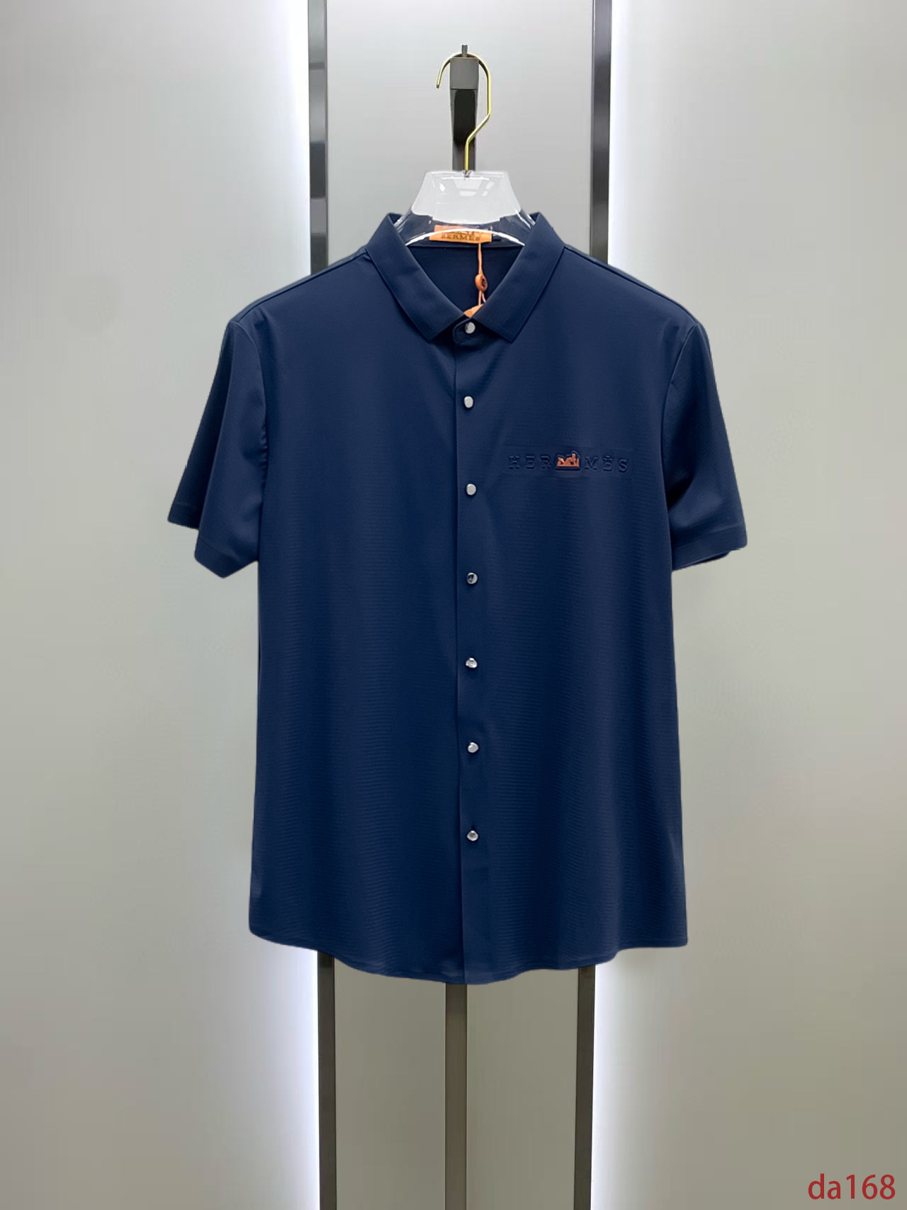 NO:448599,Hermes High-end Business White-collar workers are a must-have item for people in the unit!  Seal-free pressed glue ice silk casual business short-sleeved shirt, technological fabric, ice silk traceless, very good body feel, smooth feel and great texture!  Good elasticity, no sense of restraint, the fabric has its own breathable mesh, moisture absorption and sweating, quick drying and keeping it dry, small lapel placket-breasted design, showing a straight posture, not soft pedal, simple style, can be used for business and leisure, highly recommended!  High-elastic ice silk, the touch is as smooth as jade silk, clean and neat, and elegant and gentlemanly. The high-end materials are the key to the fabric, the quality control must be used. The feel is extremely delicate and smooth, the fabric has a good gloss and upper body skeleton feel, so we can greet mature and quality men's clothing!  Sweat in summer and dry in seconds, a brand new experience Business commuting and leisure M-4XL, hermes,shirts,T-shirt,alexander wang19860909爱马仕 高端商务 白领 单位人士必入单品！ 无痕压胶冰丝休闲商务短袖衬衫,科技面料,冰丝无痕,体感非常棒,手感顺滑质感很棒！弹性好,无任何束缚感,面料自带透气网孔,吸湿排汗,速干保持干爽,小翻领门襟排扣设计,展露挺拔姿态,不软踏,简约款式,商务休闲都可驾驭,强烈推荐！高弹冰丝,触感堪比玉蚕丝一样丝滑,干净利落,儒雅绅士风度.高级材质,重点就是面料上,品控的必上,手感极其细腻光滑,面料光泽感和上身骨架感好,打招成熟品质男装！夏天出汗秒干,全新体验 商务通勤休闲 M-4XL,,hermes,shirts,T-shirt,alexander wang,Men's clothing