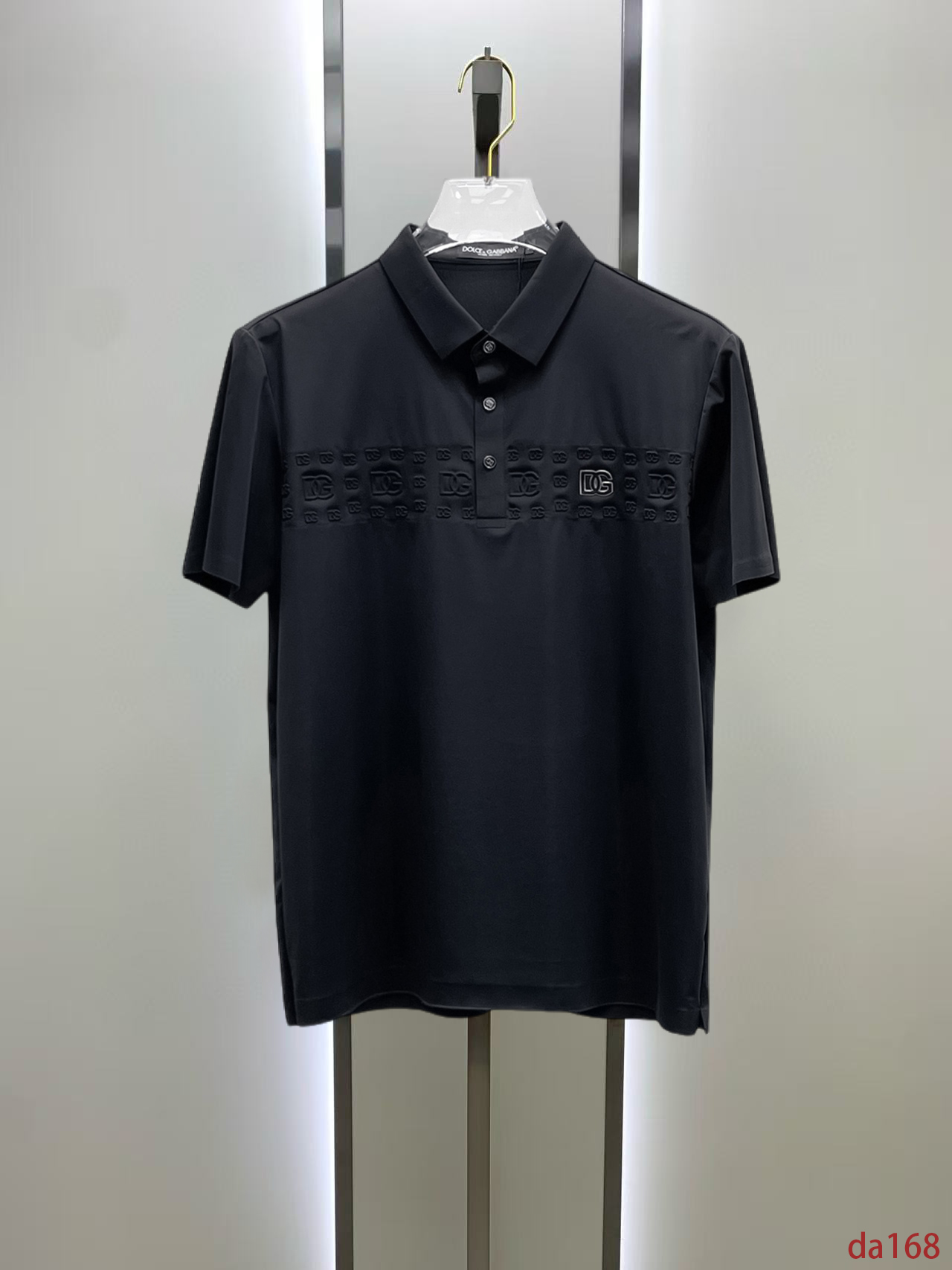 NO:448593,DG High-end Business White-collar workers are a must-have item for individuals in the unit!  Seizure-free pressed gel ice silk casual business short-sleeved Polo, technology fabric, ice silk traceless, very good body feel, smooth feel and great texture!  Good elasticity, no sense of restraint, the fabric has its own breathable mesh, moisture absorption and sweating, quick drying and keeping it dry, small lapel placket-breasted design, showing a straight posture, not soft pedal, simple style, can be used for business and leisure, highly recommended!  High-elastic ice silk, the touch is as smooth as jade silk, clean and neat, and elegant and gentlemanly. The high-end materials are the key to the fabric, the quality control must be used. The feel is extremely delicate and smooth, the fabric has a good gloss and upper body skeleton feel, so we can greet mature and quality men's clothing!  Sweat in summer and dry instantly, a brand new experience Business commuting and leisure M-4XL, T-shirt, alexander wang19860909DG 高端商务 白领 单位人士必入单品！ 无痕压胶冰丝休闲商务短袖Polo,科技面料,冰丝无痕,体感非常棒,手感顺滑质感很棒！弹性好,无任何束缚感,面料自带透气网孔,吸湿排汗,速干保持干爽,小翻领门襟排扣设计,展露挺拔姿态,不软踏,简约款式,商务休闲都可驾驭,强烈推荐！高弹冰丝,触感堪比玉蚕丝一样丝滑,干净利落,儒雅绅士风度.高级材质,重点就是面料上,品控的必上,手感极其细腻光滑,面料光泽感和上身骨架感好,打招成熟品质男装！夏天出汗秒干,全新体验 商务通勤休闲 M-4XL,,T-shirt,alexander wang,Men's clothing