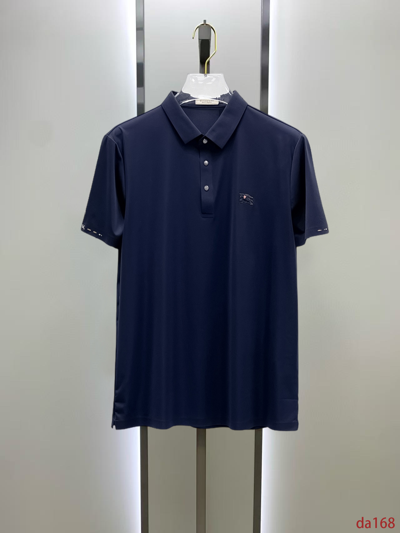 NO:448612,Burberry, high-end business, white-collar workers, must-have items for individuals in the unit!  Seizure-free pressed gel ice silk casual business short-sleeved Polo, technology fabric, ice silk traceless, very good body feel, smooth feel and great texture!  Good elasticity, no sense of restraint, the fabric has its own breathable mesh, moisture absorption and sweating, quick drying and keeping it dry, small lapel placket-breasted design, showing a straight posture, not soft pedal, simple style, can be used for business and leisure, highly recommended!  High-elastic ice silk, the touch is as smooth as jade silk, clean and neat, and elegant and gentlemanly. The high-end materials are the key to the fabric, the quality control must be used. The feel is extremely delicate and smooth, the fabric has a good gloss and upper body skeleton feel, so we can greet mature and quality men's clothing!  Sweat in summer and dry in seconds, a brand new experience Business commuting and leisure M-4XL, burberry, T-shirt, alexander wang19860909巴宝莉 高端商务 白领 单位人士必入单品！ 无痕压胶冰丝休闲商务短袖Polo,科技面料,冰丝无痕,体感非常棒,手感顺滑质感很棒！弹性好,无任何束缚感,面料自带透气网孔,吸湿排汗,速干保持干爽,小翻领门襟排扣设计,展露挺拔姿态,不软踏,简约款式,商务休闲都可驾驭,强烈推荐！高弹冰丝,触感堪比玉蚕丝一样丝滑,干净利落,儒雅绅士风度.高级材质,重点就是面料上,品控的必上,手感极其细腻光滑,面料光泽感和上身骨架感好,打招成熟品质男装！夏天出汗秒干,全新体验 商务通勤休闲 M-4XL,,burberry,T-shirt,alexander wang,Men's clothing