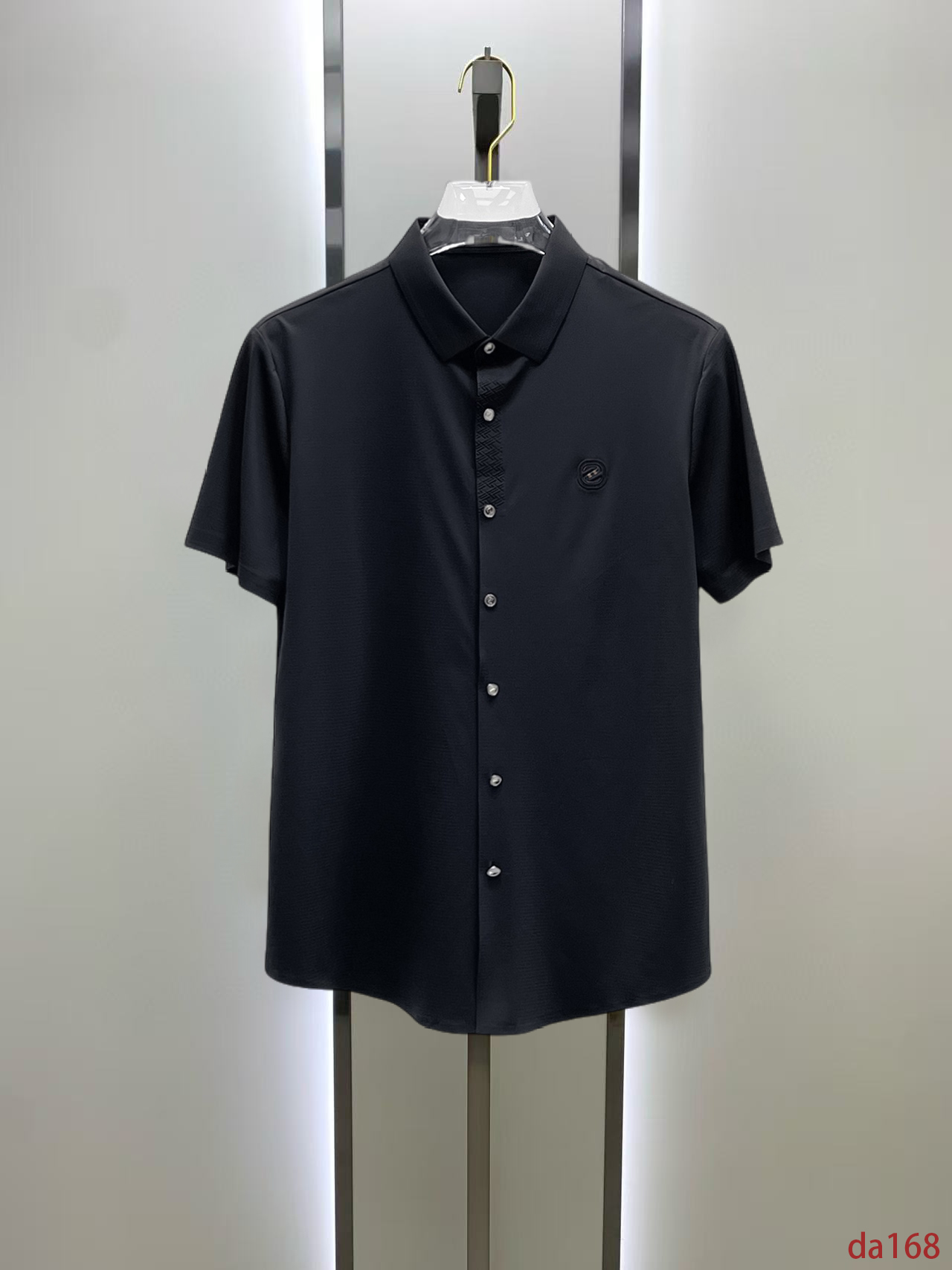 NO:448607,Jenia High-end Business White-collar workers are a must-have item for individuals in the unit!  Seal-free pressed glue ice silk casual business short-sleeved shirt, technological fabric, ice silk traceless, very good body feel, smooth feel and great texture!  Good elasticity, no sense of restraint, the fabric has its own breathable mesh, moisture absorption and sweating, quick drying and keeping it dry, small lapel placket-breasted design, showing a straight posture, not soft pedal, simple style, can be used for business and leisure, highly recommended!  High-elastic ice silk, the touch is as smooth as jade silk, clean and neat, and elegant and gentlemanly. The high-end materials are the key to the fabric, the quality control must be used. The feel is extremely delicate and smooth, the fabric has a good gloss and upper body skeleton feel, so we can greet mature and quality men's clothing!  Sweat in summer and dry in seconds, a brand new experience Business commuting and leisure M-4XL, zegna,shirts,T-shirt,alexander wang19860909杰尼亚 高端商务 白领 单位人士必入单品！ 无痕压胶冰丝休闲商务短袖衬衫,科技面料,冰丝无痕,体感非常棒,手感顺滑质感很棒！弹性好,无任何束缚感,面料自带透气网孔,吸湿排汗,速干保持干爽,小翻领门襟排扣设计,展露挺拔姿态,不软踏,简约款式,商务休闲都可驾驭,强烈推荐！高弹冰丝,触感堪比玉蚕丝一样丝滑,干净利落,儒雅绅士风度.高级材质,重点就是面料上,品控的必上,手感极其细腻光滑,面料光泽感和上身骨架感好,打招成熟品质男装！夏天出汗秒干,全新体验 商务通勤休闲 M-4XL,,zegna,shirts,T-shirt,alexander wang,Men's clothing