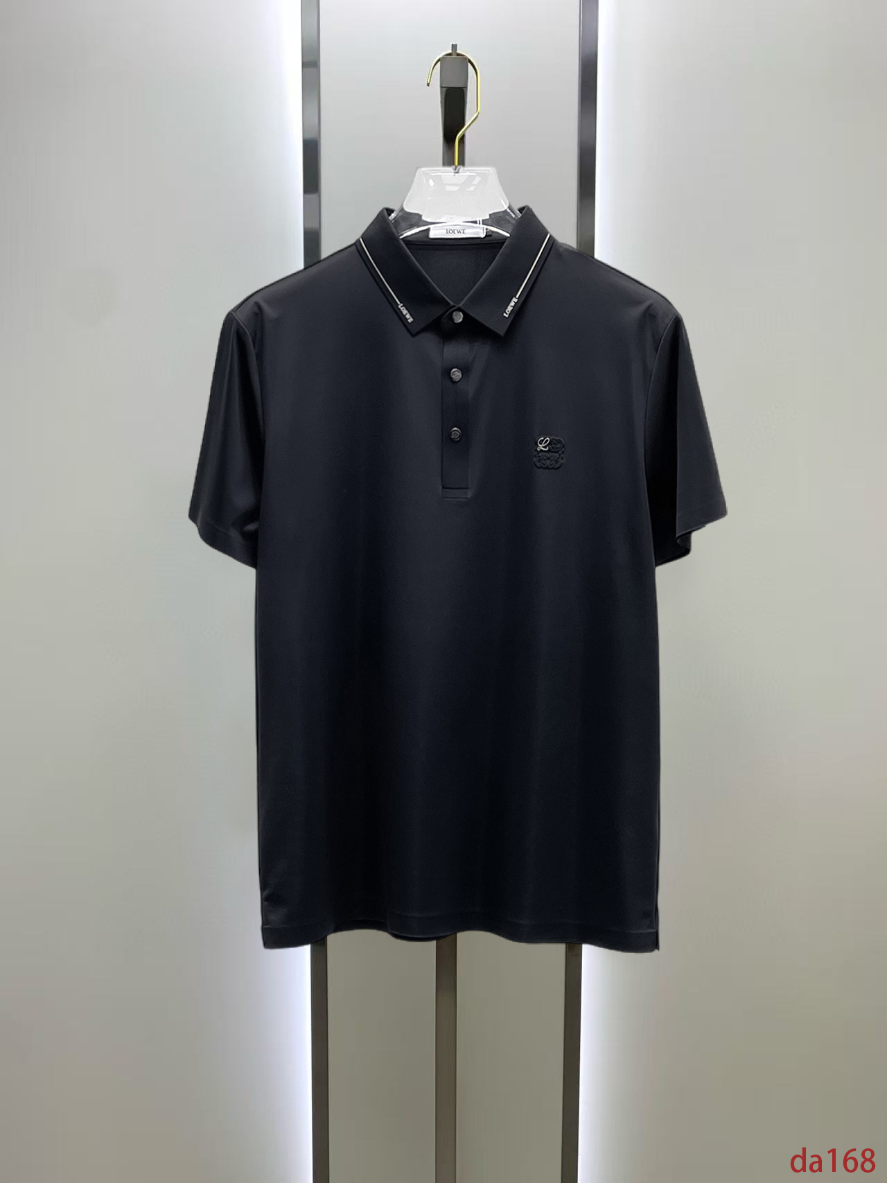 NO:448597,Luo Yiwei, high-end business, white-collar workers, must-have items for individuals in the unit!  Seizure-free pressed gel ice silk casual business short-sleeved Polo, technology fabric, ice silk traceless, very good body feel, smooth feel and great texture!  Good elasticity, no sense of restraint, the fabric has its own breathable mesh, moisture absorption and sweating, quick drying and keeping it dry, small lapel placket-breasted design, showing a straight posture, not soft pedal, simple style, can be used for business and leisure, highly recommended!  High-elastic ice silk, the touch is as smooth as jade silk, clean and neat, and elegant and gentlemanly. The high-end materials are the key to the fabric, the quality control must be used. The feel is extremely delicate and smooth, the fabric has a good gloss and upper body skeleton feel, so we can greet mature and quality men's clothing!  Sweat in summer and dry instantly, a brand new experience Business commuting and leisure M-4XL, loewe, T-shirt, alexander wang19860909罗意威 高端商务 白领 单位人士必入单品！ 无痕压胶冰丝休闲商务短袖Polo,科技面料,冰丝无痕,体感非常棒,手感顺滑质感很棒！弹性好,无任何束缚感,面料自带透气网孔,吸湿排汗,速干保持干爽,小翻领门襟排扣设计,展露挺拔姿态,不软踏,简约款式,商务休闲都可驾驭,强烈推荐！高弹冰丝,触感堪比玉蚕丝一样丝滑,干净利落,儒雅绅士风度.高级材质,重点就是面料上,品控的必上,手感极其细腻光滑,面料光泽感和上身骨架感好,打招成熟品质男装！夏天出汗秒干,全新体验 商务通勤休闲 M-4XL,,loewe,T-shirt,alexander wang,Men's clothing