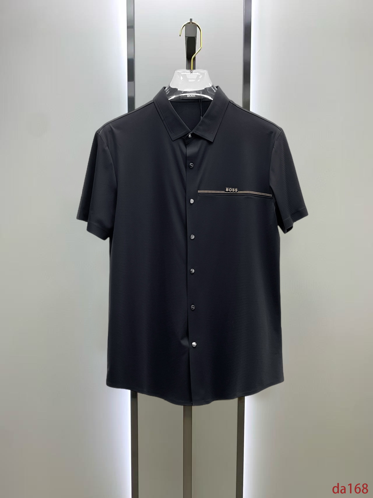 NO:448584,BOSS High-end Business White-collar workers are a must-have item for individuals in the unit!  Seal-free pressed glue ice silk casual business short-sleeved shirt, technological fabric, ice silk traceless, very good body feel, smooth feel and great texture!  Good elasticity, no sense of restraint, the fabric has its own breathable mesh, moisture absorption and sweating, quick drying and keeping it dry, small lapel placket-breasted design, showing a straight posture, not soft pedal, simple style, can be used for business and leisure, highly recommended!  High-elastic ice silk, the touch is as smooth as jade silk, clean and neat, and elegant and gentlemanly. The high-end materials are the key to the fabric, the quality control must be used. The feel is extremely delicate and smooth, the fabric has a good gloss and upper body skeleton feel, so we can greet mature and quality men's clothing!  Sweat in summer and dry instantly, a brand new experience Business commuting and leisure M-4XL, Shirts, T-shirt, alexander wang19860909BOSS 高端商务 白领 单位人士必入单品！ 无痕压胶冰丝休闲商务短袖衬衫,科技面料,冰丝无痕,体感非常棒,手感顺滑质感很棒！弹性好,无任何束缚感,面料自带透气网孔,吸湿排汗,速干保持干爽,小翻领门襟排扣设计,展露挺拔姿态,不软踏,简约款式,商务休闲都可驾驭,强烈推荐！高弹冰丝,触感堪比玉蚕丝一样丝滑,干净利落,儒雅绅士风度.高级材质,重点就是面料上,品控的必上,手感极其细腻光滑,面料光泽感和上身骨架感好,打招成熟品质男装！夏天出汗秒干,全新体验 商务通勤休闲 M-4XL,,shirts,T-shirt,alexander wang,Men's clothing