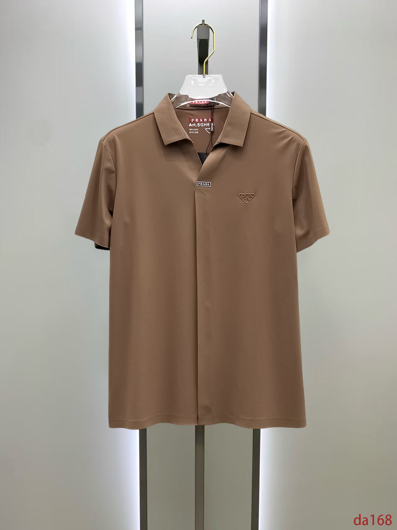 NO:448578,Prada High-end Business White-collar workers are a must-have item for individuals in the unit!  Seizure-free pressed gel ice silk casual business short-sleeved Polo, technology fabric, ice silk traceless, very good body feel, smooth feel and great texture!  Good elasticity, no sense of restraint, the fabric has its own breathable mesh, moisture absorption and sweating, quick drying and keeping it dry, small lapel placket-breasted design, showing a straight posture, not soft pedal, simple style, can be used for business and leisure, highly recommended!  High-elastic ice silk, the touch is as smooth as jade silk, clean and neat, and elegant and gentlemanly. The high-end materials are the key to the fabric, the quality control must be used. The feel is extremely delicate and smooth, the fabric has a good gloss and upper body skeleton feel, so we can greet mature and quality men's clothing!  Sweat in summer and dry in seconds, a brand new experience Business commuting and leisure M-4XL, prada, T-shirt, alexander wang19860909普拉达 高端商务 白领 单位人士必入单品！ 无痕压胶冰丝休闲商务短袖Polo,科技面料,冰丝无痕,体感非常棒,手感顺滑质感很棒！弹性好,无任何束缚感,面料自带透气网孔,吸湿排汗,速干保持干爽,小翻领门襟排扣设计,展露挺拔姿态,不软踏,简约款式,商务休闲都可驾驭,强烈推荐！高弹冰丝,触感堪比玉蚕丝一样丝滑,干净利落,儒雅绅士风度.高级材质,重点就是面料上,品控的必上,手感极其细腻光滑,面料光泽感和上身骨架感好,打招成熟品质男装！夏天出汗秒干,全新体验 商务通勤休闲 M-4XL,,prada,T-shirt,alexander wang,Men's clothing