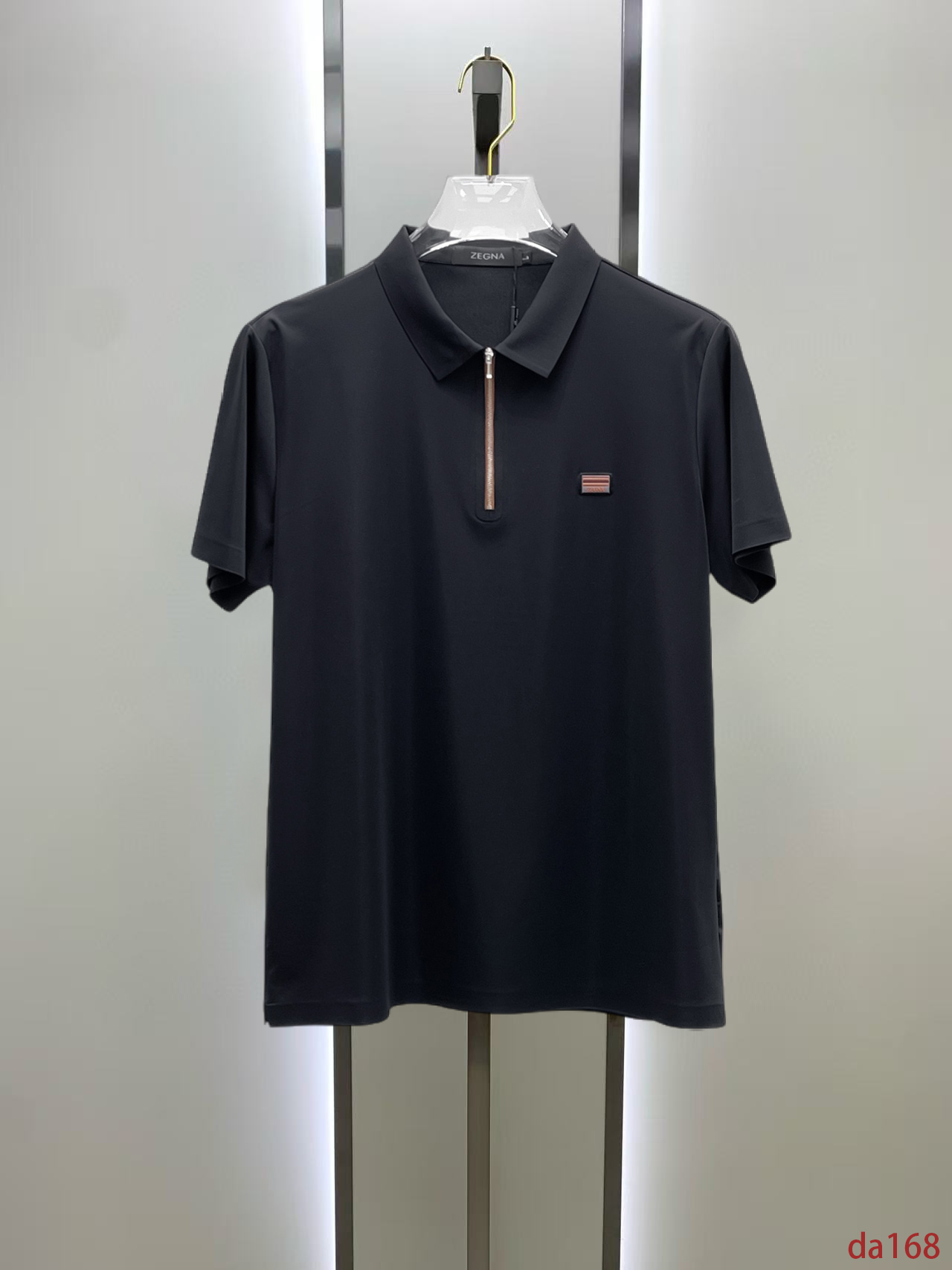 NO:448539,Jenia High-end Business White-collar workers are a must-have item for individuals in the unit!  Seizure-free pressed gel ice silk casual business short-sleeved Polo, technology fabric, ice silk traceless, very good body feel, smooth feel and great texture!  Good elasticity, no sense of restraint, the fabric has its own breathable mesh, moisture absorption and sweating, quick drying and keeping it dry, small lapel placket-breasted design, showing a straight posture, not soft pedal, simple style, can be used for business and leisure, highly recommended!  High-elastic ice silk, the touch is as smooth as jade silk, clean and neat, and elegant and gentlemanly. The high-end materials are the key to the fabric, the quality control must be used. The feel is extremely delicate and smooth, the fabric has a good gloss and upper body skeleton feel, so we can greet mature and quality men's clothing!  Sweat in summer and dry in seconds, a brand new experience Business commuting and leisure M-4XL, zegna, T-shirt, alexander wang19860909杰尼亚 高端商务 白领 单位人士必入单品！ 无痕压胶冰丝休闲商务短袖Polo,科技面料,冰丝无痕,体感非常棒,手感顺滑质感很棒！弹性好,无任何束缚感,面料自带透气网孔,吸湿排汗,速干保持干爽,小翻领门襟排扣设计,展露挺拔姿态,不软踏,简约款式,商务休闲都可驾驭,强烈推荐！高弹冰丝,触感堪比玉蚕丝一样丝滑,干净利落,儒雅绅士风度.高级材质,重点就是面料上,品控的必上,手感极其细腻光滑,面料光泽感和上身骨架感好,打招成熟品质男装！夏天出汗秒干,全新体验 商务通勤休闲 M-4XL,,zegna,T-shirt,alexander wang,Men's clothing