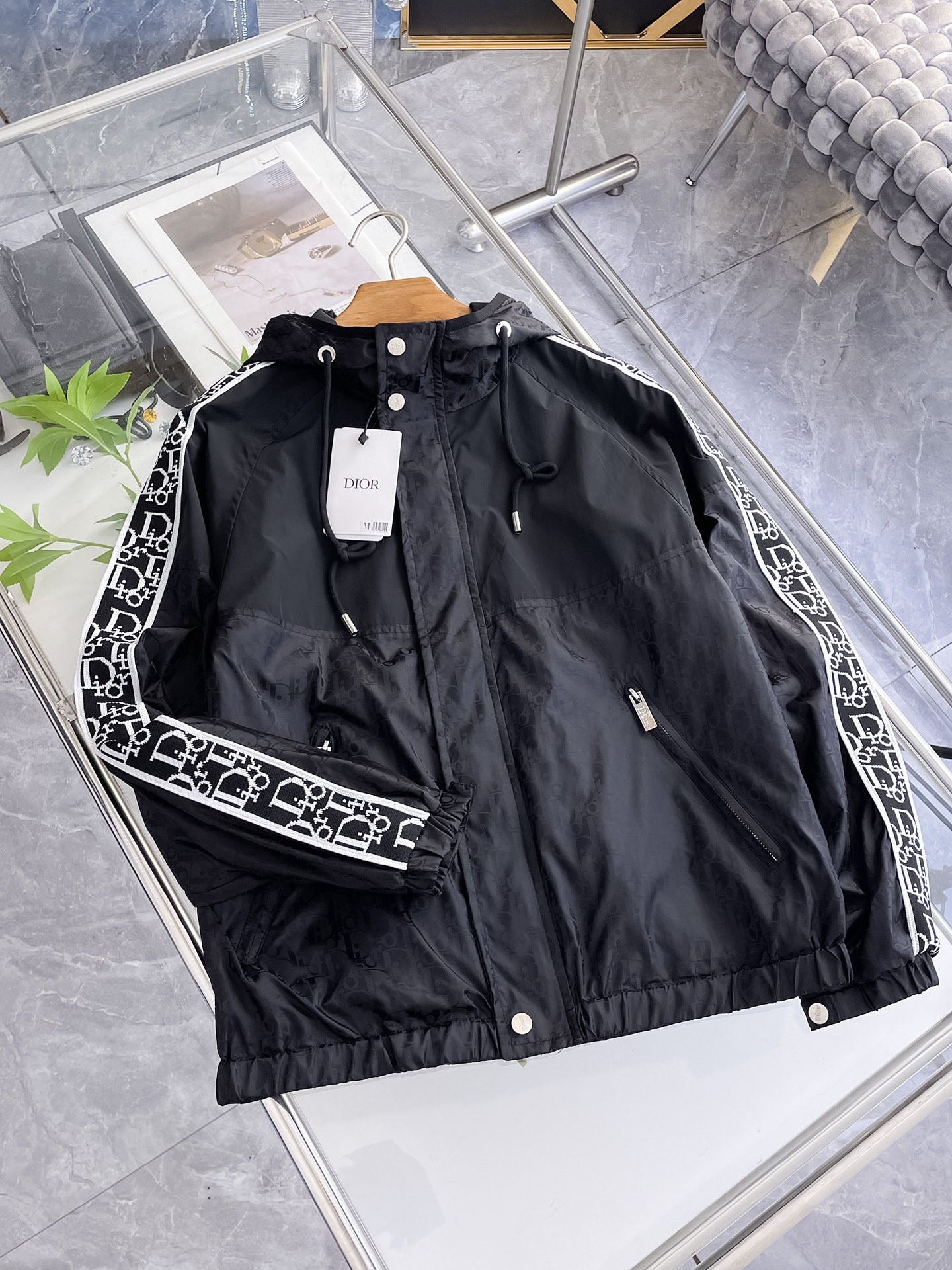 NO:732172,Dior's 2026 spring new jacket, the new product on the show is in perfect condition, comfortable and warm, complete with three labels, full and attractive color, very outstanding design, easily upgrades the fashion sense, extremely sophisticated and rigorous workmanship, neat and meticulous wiring!  A masterpiece from a famous designer!  The upper body does not look bloated and is super handsome!  Available sizes M ~ XXXL,,dior,jackets & coats,jackets & coats,19860909迪奥 2026开春新款夹克外套,秀场新品品相非常完美,舒适保暖,三标齐全色泽饱满诱人,非常出彩的设计,轻松将时髦感进阶,做工极为考究严谨,走线工整细致！大牌设计师巨作！上身不显臃肿、超级帅气！现货码数M ～ XXXL,,dior,jackets & coats,jackets & coats,,Men's clothing