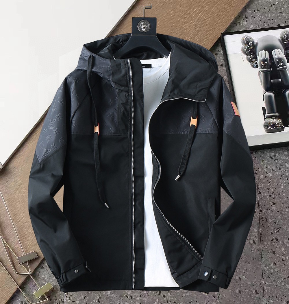 NO:596497,LV 2025 new autumn jacket, the new product on the show is in perfect condition, comfortable and warm, complete with three labels, full and attractive color, very outstanding design, easily upgrades the fashion sense, extremely sophisticated workmanship, neat and meticulous wiring!  A masterpiece from a famous designer!  The upper body does not look bloated and is super handsome!  Available sizes M ~ XXXL,,louis vuitton,jackets & coats,jackets & coats,alexander wang19860909LV 2025开秋新款夹克外套,秀场新品品相非常完美,舒适保暖,三标齐全色泽饱满诱人,非常出彩的设计,轻松将时髦感进阶,做工极为考究严谨,走线工整细致！大牌设计师巨作！上身不显臃肿、超级帅气！现货码数M ～ XXXL,,louis vuitton,jackets & coats,jackets & coats,alexander wang,Men's clothing