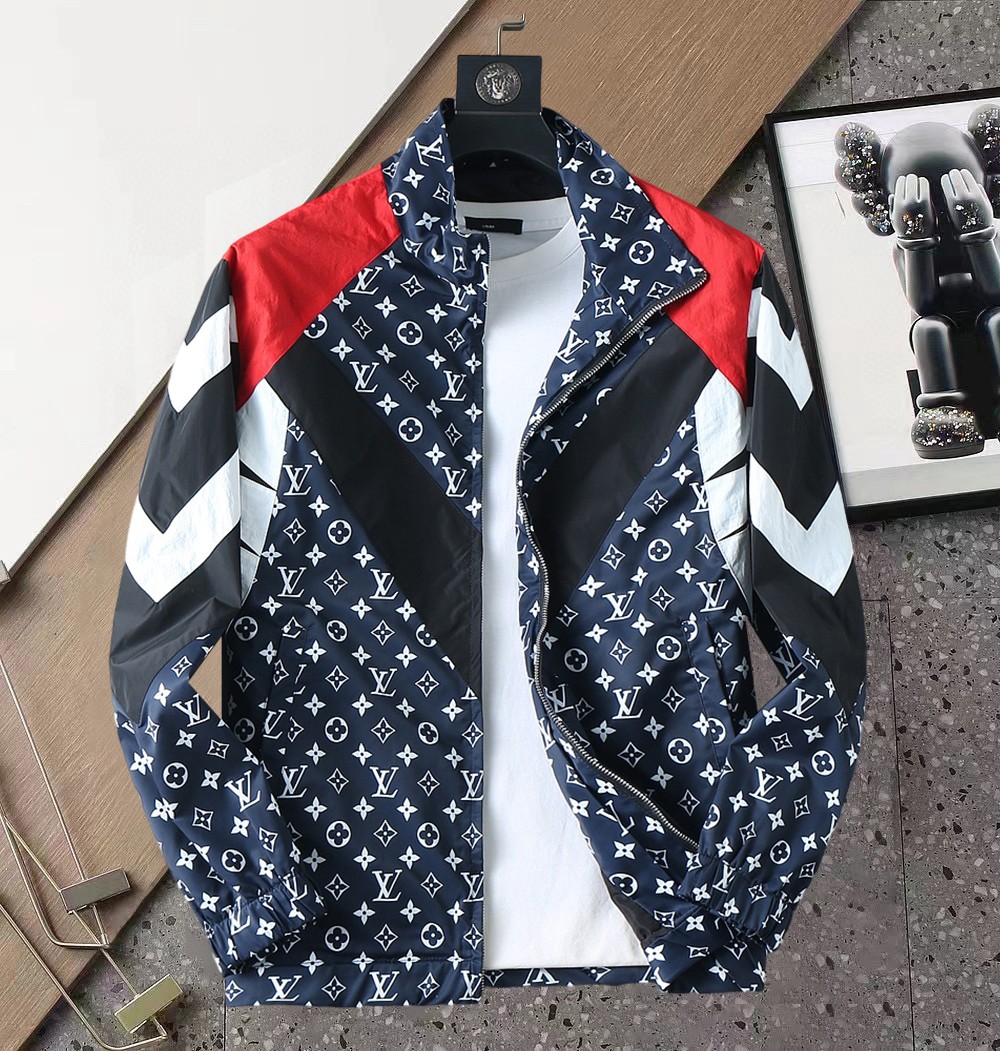 NO:596510,LV 2025 new autumn jacket, the new product on the show is in perfect condition, comfortable and warm, complete with three labels, full and attractive color, very outstanding design, easily upgrades the fashion sense, extremely sophisticated workmanship, neat and meticulous wiring!  A masterpiece from a famous designer!  The upper body does not look bloated and is super handsome!  Available sizes M ~ XXXL,,louis vuitton,jackets & coats,jackets & coats,alexander wang19860909LV 2025开秋新款夹克外套,秀场新品品相非常完美,舒适保暖,三标齐全色泽饱满诱人,非常出彩的设计,轻松将时髦感进阶,做工极为考究严谨,走线工整细致！大牌设计师巨作！上身不显臃肿、超级帅气！现货码数M ～ XXXL,,louis vuitton,jackets & coats,jackets & coats,alexander wang,Men's clothing