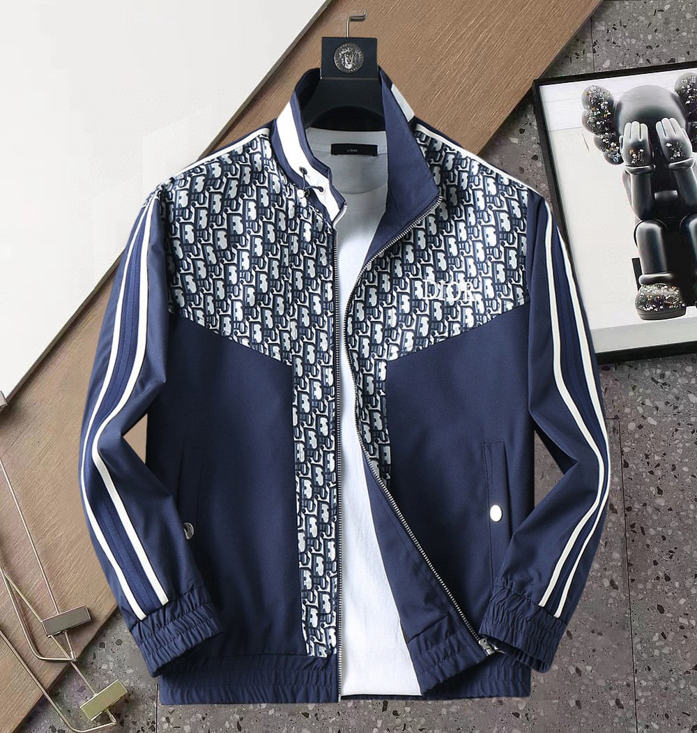 NO:596530,Dior's 2025 new autumn jacket, the new product on the show is in perfect condition, comfortable and warm, complete with three labels, full of attractive colors, very outstanding design, easily upgrades the fashion sense, extremely elegant and rigorous workmanship, neat and meticulous wiring!  A masterpiece from a famous designer!  The upper body does not look bloated and is super handsome!  Available sizes M ~ XXXL,,dior,jackets & coats,jackets & coats,alexander wang19860909迪奥 2025开秋新款夹克外套,秀场新品品相非常完美,舒适保暖,三标齐全色泽饱满诱人,非常出彩的设计,轻松将时髦感进阶,做工极为考究严谨,走线工整细致！大牌设计师巨作！上身不显臃肿、超级帅气！现货码数M ～ XXXL,,dior,jackets & coats,jackets & coats,alexander wang,Men's clothing