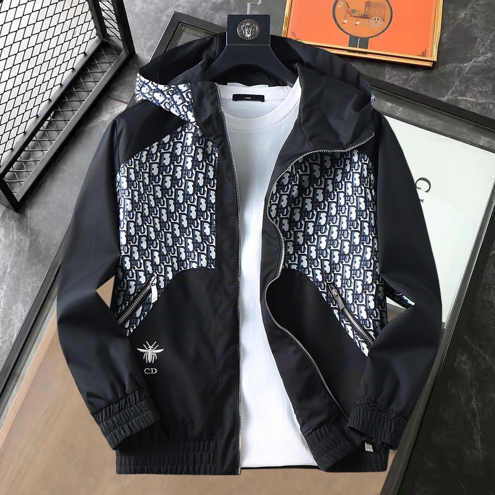 NO:737143,Dior's 2026 spring new jacket, the new product on the show is in perfect condition, comfortable and warm, complete with three labels, full and attractive color, very outstanding design, easily upgrades the fashion sense, extremely sophisticated and rigorous workmanship, neat and meticulous wiring!  A masterpiece from a famous designer!  The upper body does not look bloated and is super handsome!  Available sizes M ~ XXXL,,dior,jackets & coats,jackets & coats,19860909迪奥 2026开春新款夹克外套,秀场新品品相非常完美,舒适保暖,三标齐全色泽饱满诱人,非常出彩的设计,轻松将时髦感进阶,做工极为考究严谨,走线工整细致！大牌设计师巨作！上身不显臃肿、超级帅气！现货码数M ～ XXXL,,dior,jackets & coats,jackets & coats,,Men's clothing