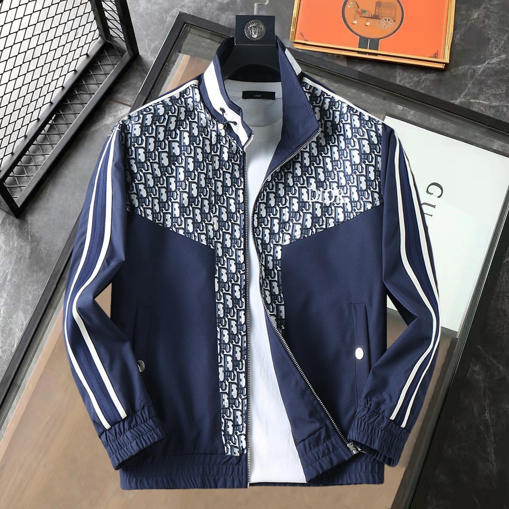 NO:737160,Dior's 2026 spring new jacket, the new product on the show is in perfect condition, comfortable and warm, complete with three labels, full and attractive color, very outstanding design, easily upgrades the fashion sense, extremely sophisticated and rigorous workmanship, neat and meticulous wiring!  A masterpiece from a famous designer!  The upper body does not look bloated and is super handsome!  Available sizes M ~ XXXL,,dior,jackets & coats,jackets & coats,19860909迪奥 2026开春新款夹克外套,秀场新品品相非常完美,舒适保暖,三标齐全色泽饱满诱人,非常出彩的设计,轻松将时髦感进阶,做工极为考究严谨,走线工整细致！大牌设计师巨作！上身不显臃肿、超级帅气！现货码数M ～ XXXL,,dior,jackets & coats,jackets & coats,,Men's clothing