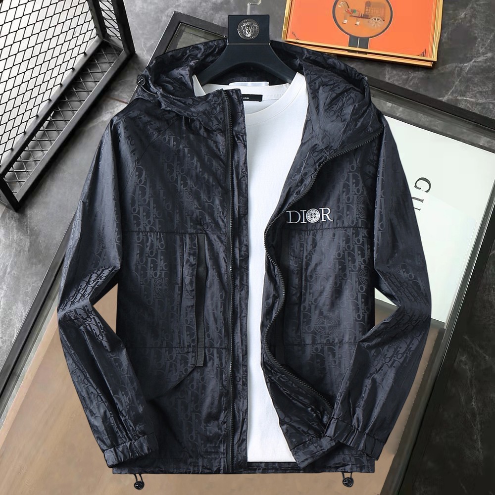 NO:737174,Dior's 2026 spring new jacket, the new product on the show is in perfect condition, comfortable and warm, complete with three labels, full and attractive color, very outstanding design, easily upgrades the fashion sense, extremely sophisticated and rigorous workmanship, neat and meticulous wiring!  A masterpiece from a famous designer!  The upper body does not look bloated and is super handsome!  Available sizes M ~ XXXL,,dior,jackets & coats,jackets & coats,19860909迪奥 2026开春新款夹克外套,秀场新品品相非常完美,舒适保暖,三标齐全色泽饱满诱人,非常出彩的设计,轻松将时髦感进阶,做工极为考究严谨,走线工整细致！大牌设计师巨作！上身不显臃肿、超级帅气！现货码数M ～ XXXL,,dior,jackets & coats,jackets & coats,,Men's clothing