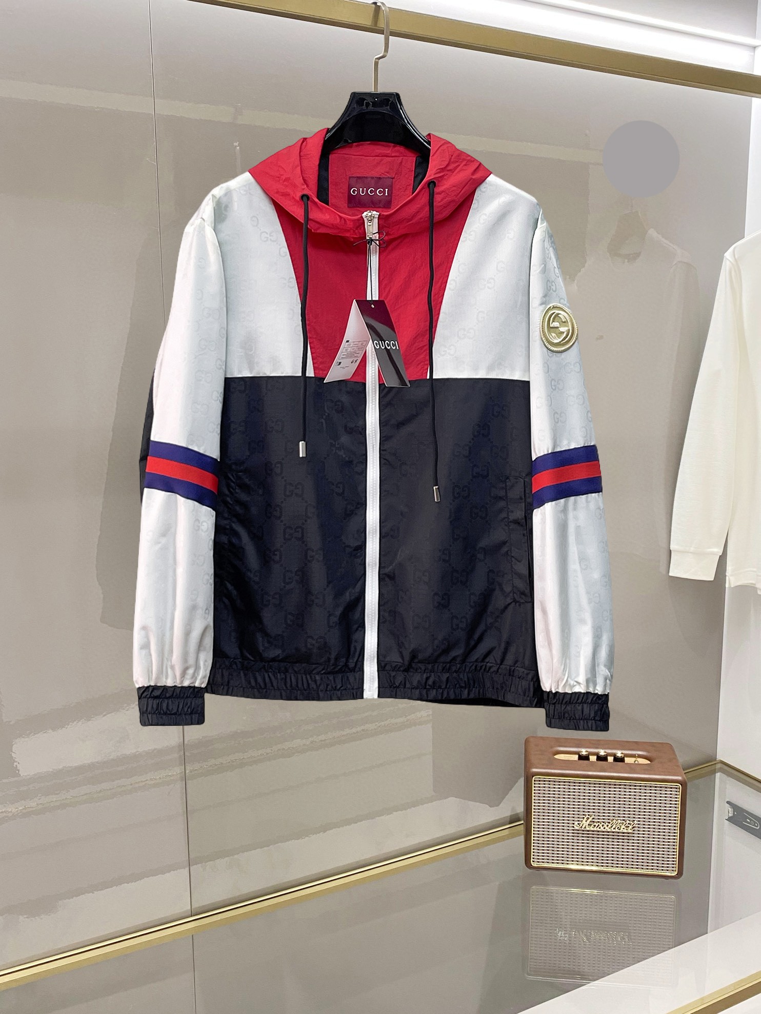 NO:732408,Gucci's 2026 spring new jacket, the new product on the show is in perfect condition, comfortable and warm, complete with three colors, full and attractive color, very outstanding design, easily upgrades the fashion sense, extremely elegant and rigorous workmanship, neat and meticulous wiring!  A masterpiece from a famous designer!  The upper body does not look bloated and is super handsome!  Available sizes M ~ XXXL,,jackets & coats,jackets & coats,19860909古奇 2026开春新款夹克外套,秀场新品品相非常完美,舒适保暖,三标齐全色泽饱满诱人,非常出彩的设计,轻松将时髦感进阶,做工极为考究严谨,走线工整细致！大牌设计师巨作！上身不显臃肿、超级帅气！现货码数M ～ XXXL,,jackets & coats,jackets & coats,,Men's clothing