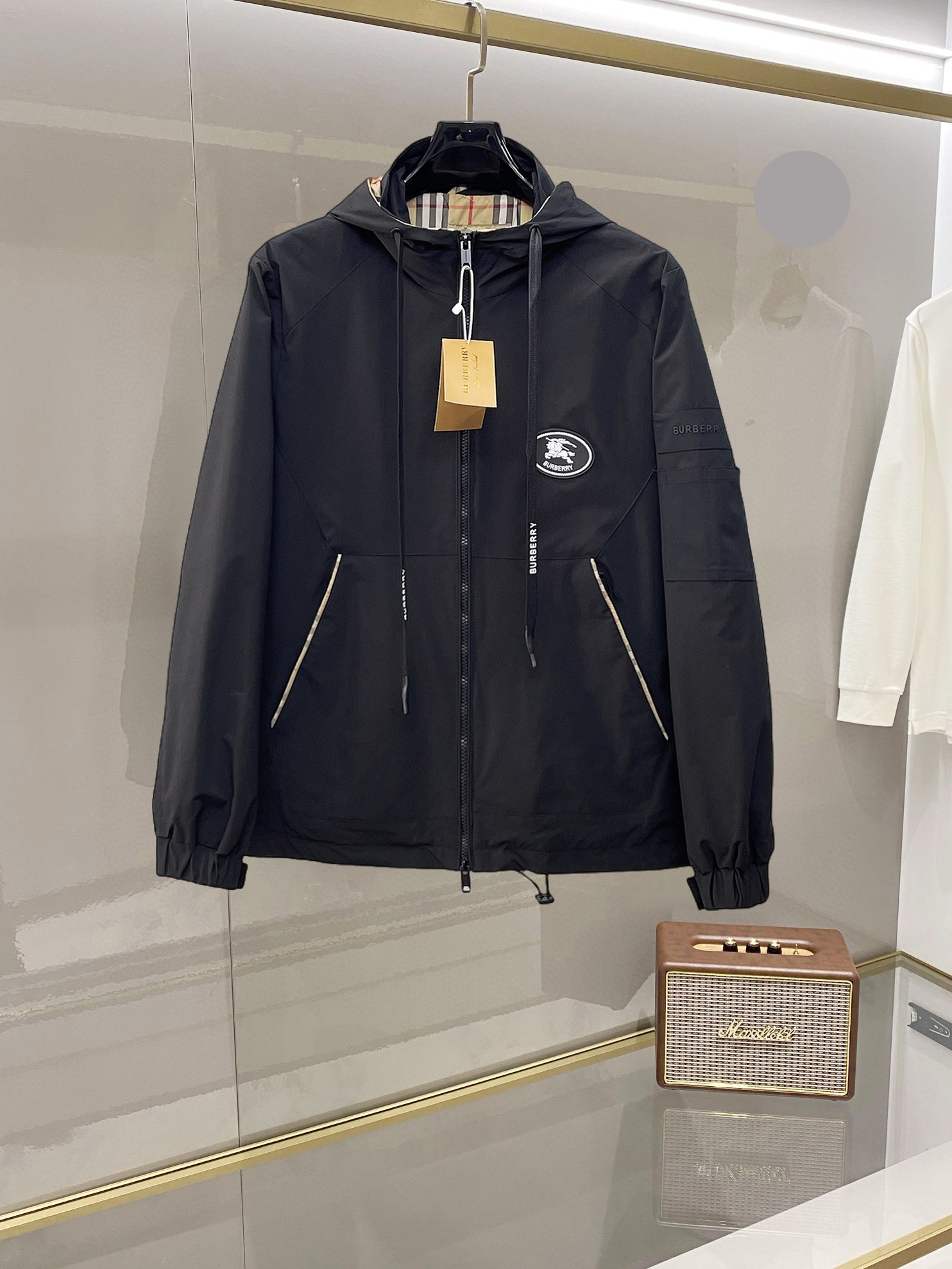 NO:732370,Burberry's 2026 spring new jacket, the new product on the show is in perfect condition, comfortable and warm, complete with three colors, full and attractive color, very outstanding design, easily upgrades the fashion sense, extremely elegant and rigorous workmanship, neat and meticulous wiring!  A masterpiece from a famous designer!  The upper body does not look bloated and is super handsome!  Available size M ~ XXXL,,burberry,jackets & coats,jackets & coats,19860909巴宝莉 2026开春新款夹克外套,秀场新品品相非常完美,舒适保暖,三标齐全色泽饱满诱人,非常出彩的设计,轻松将时髦感进阶,做工极为考究严谨,走线工整细致！大牌设计师巨作！上身不显臃肿、超级帅气！现货码数M ～ XXXL,,burberry,jackets & coats,jackets & coats,,Men's clothing