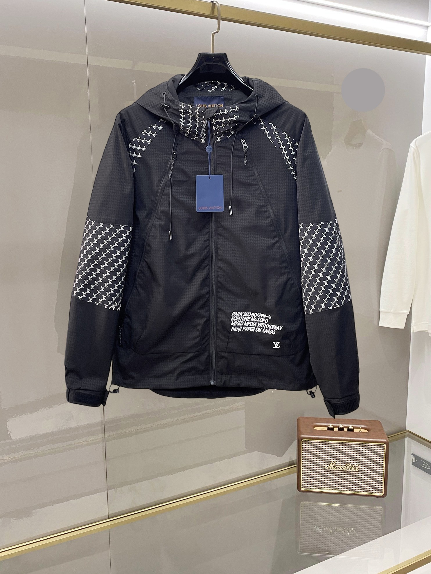 NO:732374,LV 2026 spring new jacket, the new product on the show is in perfect condition, comfortable and warm, complete with three labels, full and attractive color, very outstanding design, easily upgrades the fashion sense, extremely elegant and rigorous workmanship, neat and meticulous wiring!  A masterpiece from a famous designer!  The upper body does not look bloated and is super handsome!  Available size M ~ XXXL,,louis vuitton,jackets & coats,jackets & coats,19860909LV 2026开春新款夹克外套,秀场新品品相非常完美,舒适保暖,三标齐全色泽饱满诱人,非常出彩的设计,轻松将时髦感进阶,做工极为考究严谨,走线工整细致！大牌设计师巨作！上身不显臃肿、超级帅气！现货码数M ～ XXXL,,louis vuitton,jackets & coats,jackets & coats,,Men's clothing