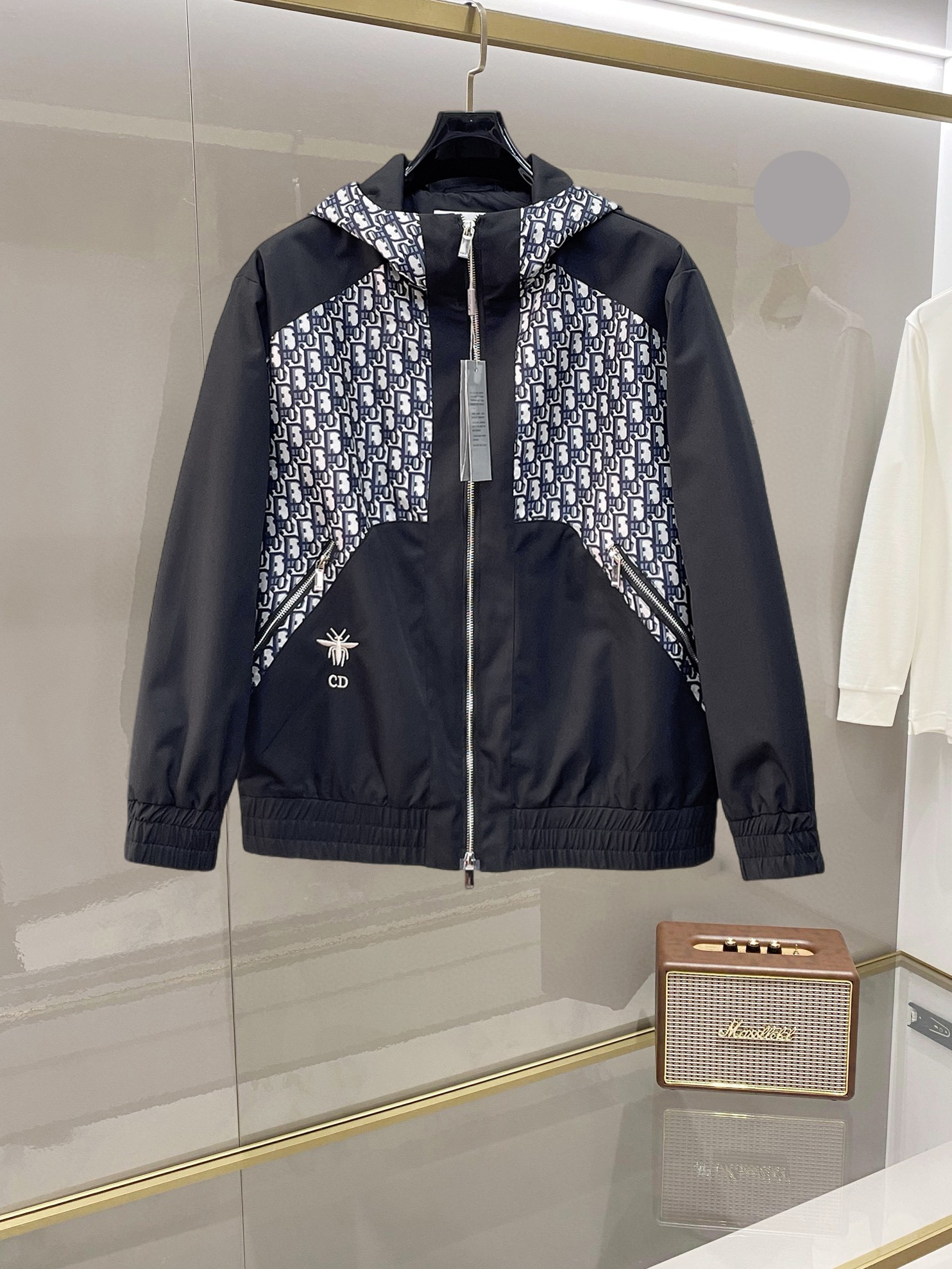 NO:732377,Dior's 2026 spring new jacket, the new product on the show is in perfect condition, comfortable and warm, complete with three labels, full and attractive color, very outstanding design, easily upgrades the fashion sense, extremely sophisticated and rigorous workmanship, neat and meticulous wiring!  A masterpiece from a famous designer!  The upper body does not look bloated and is super handsome!  Available sizes M ~ XXXL,,dior,jackets & coats,jackets & coats,19860909迪奥 2026开春新款夹克外套,秀场新品品相非常完美,舒适保暖,三标齐全色泽饱满诱人,非常出彩的设计,轻松将时髦感进阶,做工极为考究严谨,走线工整细致！大牌设计师巨作！上身不显臃肿、超级帅气！现货码数M ～ XXXL,,dior,jackets & coats,jackets & coats,,Men's clothing