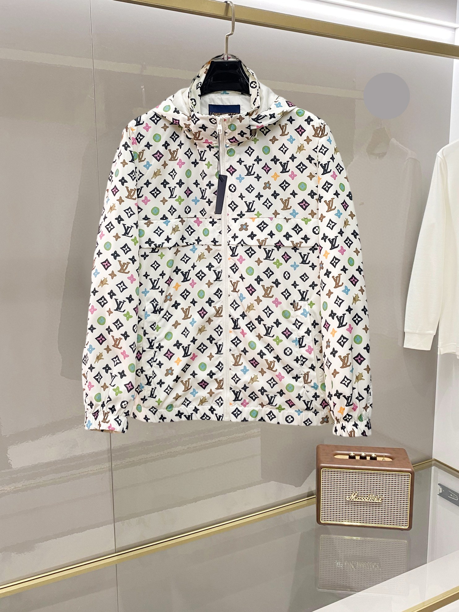 NO:732382,LV 2026 spring new jacket, the new product on the show is in perfect condition, comfortable and warm, complete with three labels, full and attractive color, very outstanding design, easily upgrades the fashion sense, extremely elegant and rigorous workmanship, neat and meticulous wiring!  A masterpiece from a famous designer!  The upper body does not look bloated and is super handsome!  Available size M ~ XXXL,,louis vuitton,jackets & coats,jackets & coats,19860909LV 2026开春新款夹克外套,秀场新品品相非常完美,舒适保暖,三标齐全色泽饱满诱人,非常出彩的设计,轻松将时髦感进阶,做工极为考究严谨,走线工整细致！大牌设计师巨作！上身不显臃肿、超级帅气！现货码数M ～ XXXL,,louis vuitton,jackets & coats,jackets & coats,,Men's clothing