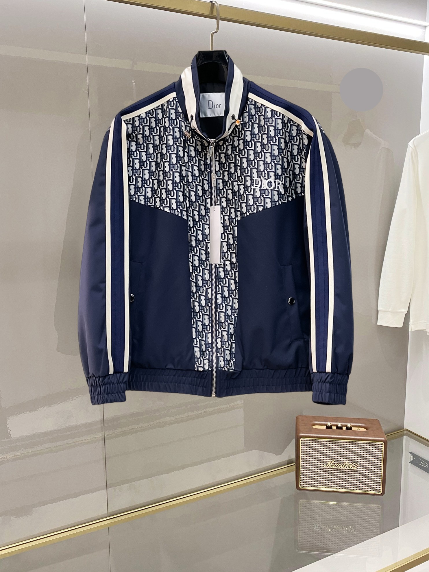 NO:732387,Dior's 2026 spring new jacket, the new product on the show is in perfect condition, comfortable and warm, complete with three labels, full and attractive color, very outstanding design, easily upgrades the fashion sense, extremely sophisticated and rigorous workmanship, neat and meticulous wiring!  A masterpiece from a famous designer!  The upper body does not look bloated and is super handsome!  Available sizes M ~ XXXL,,dior,jackets & coats,jackets & coats,19860909迪奥 2026开春新款夹克外套,秀场新品品相非常完美,舒适保暖,三标齐全色泽饱满诱人,非常出彩的设计,轻松将时髦感进阶,做工极为考究严谨,走线工整细致！大牌设计师巨作！上身不显臃肿、超级帅气！现货码数M ～ XXXL,,dior,jackets & coats,jackets & coats,,Men's clothing